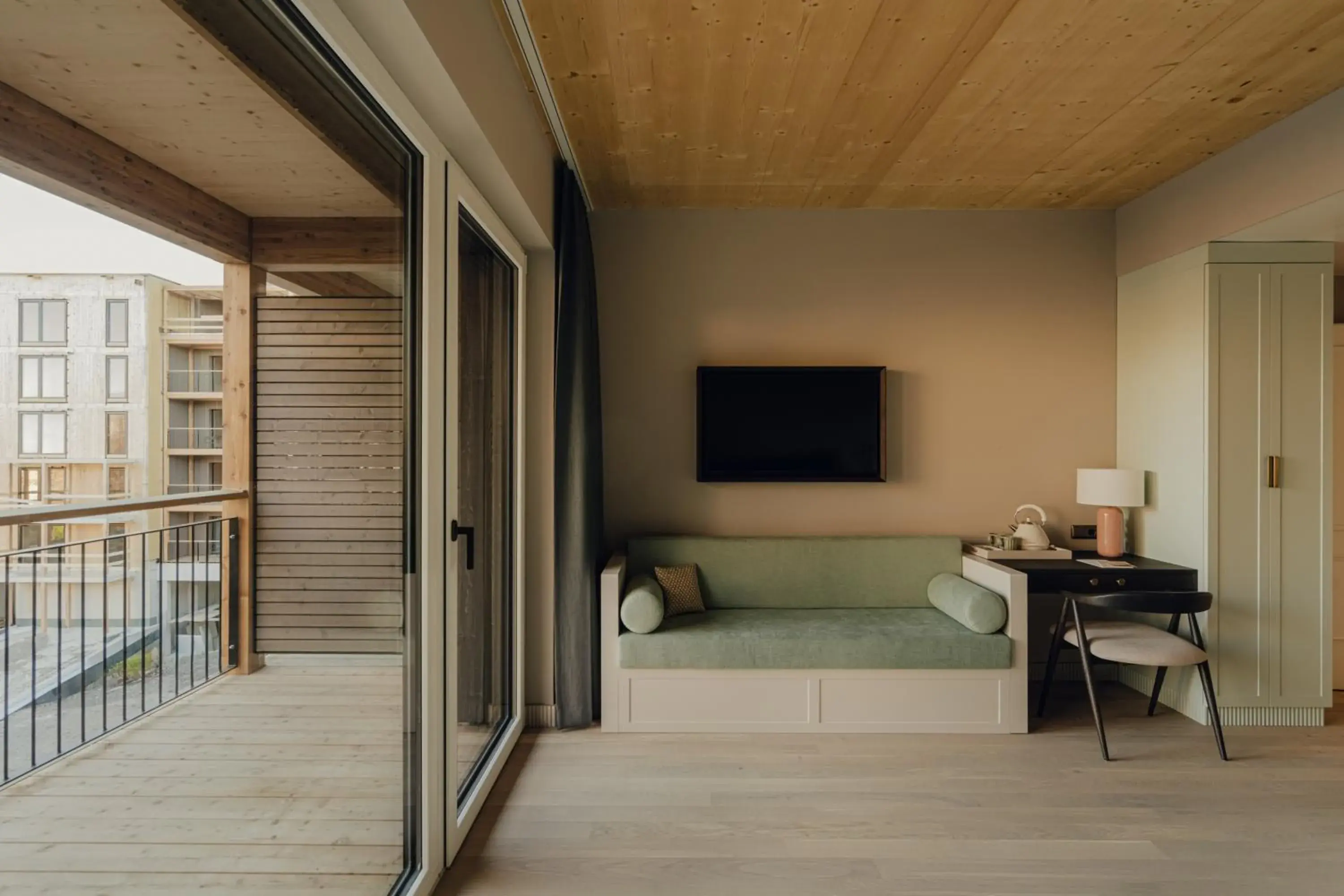 Comfort Double Room with Balcony in Design Hotel zum Hirschen Salzburg Comfort Double Room with Balcony in Design Hotel zum Hirschen Salzburg