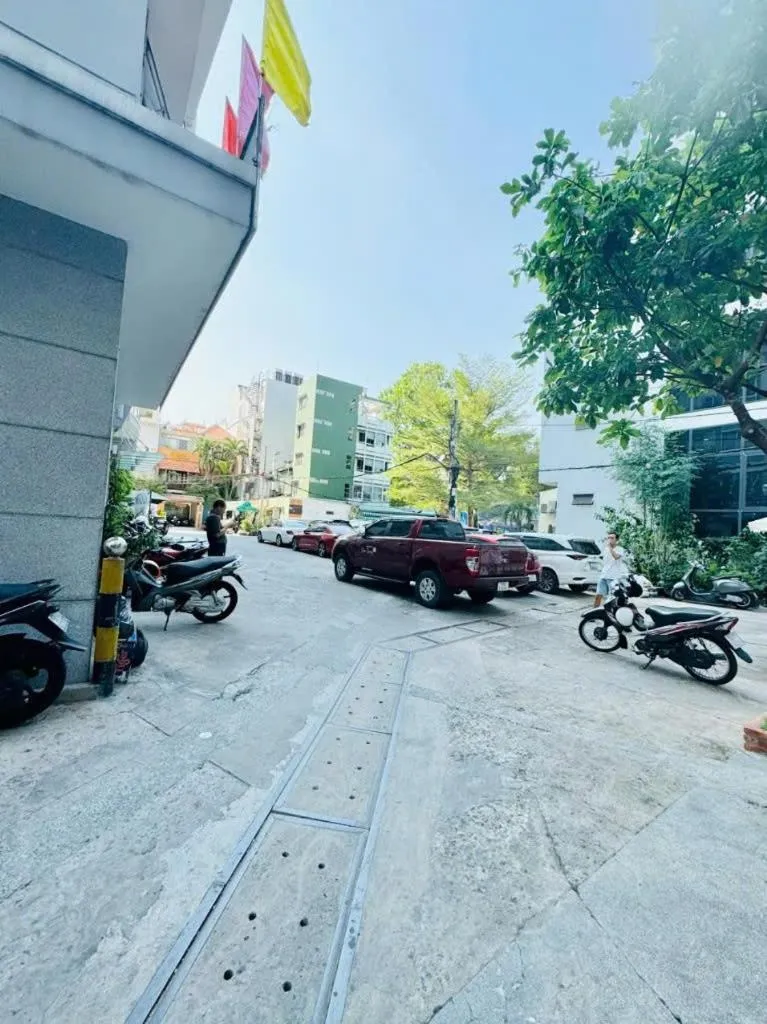 Property building in EMERALD APARTMENTS