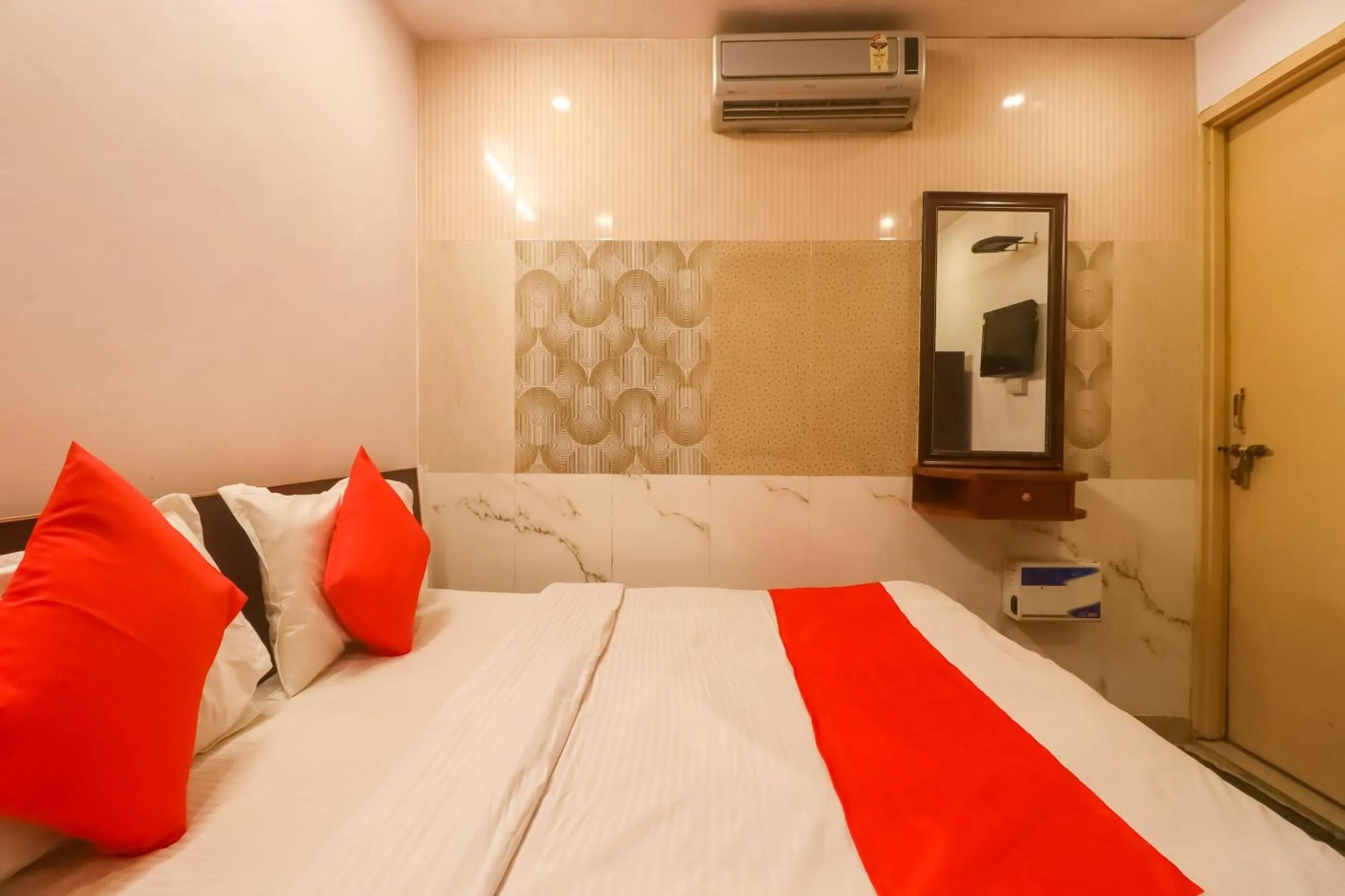 Bedroom, Bed in Super Hotel O Maa Arya