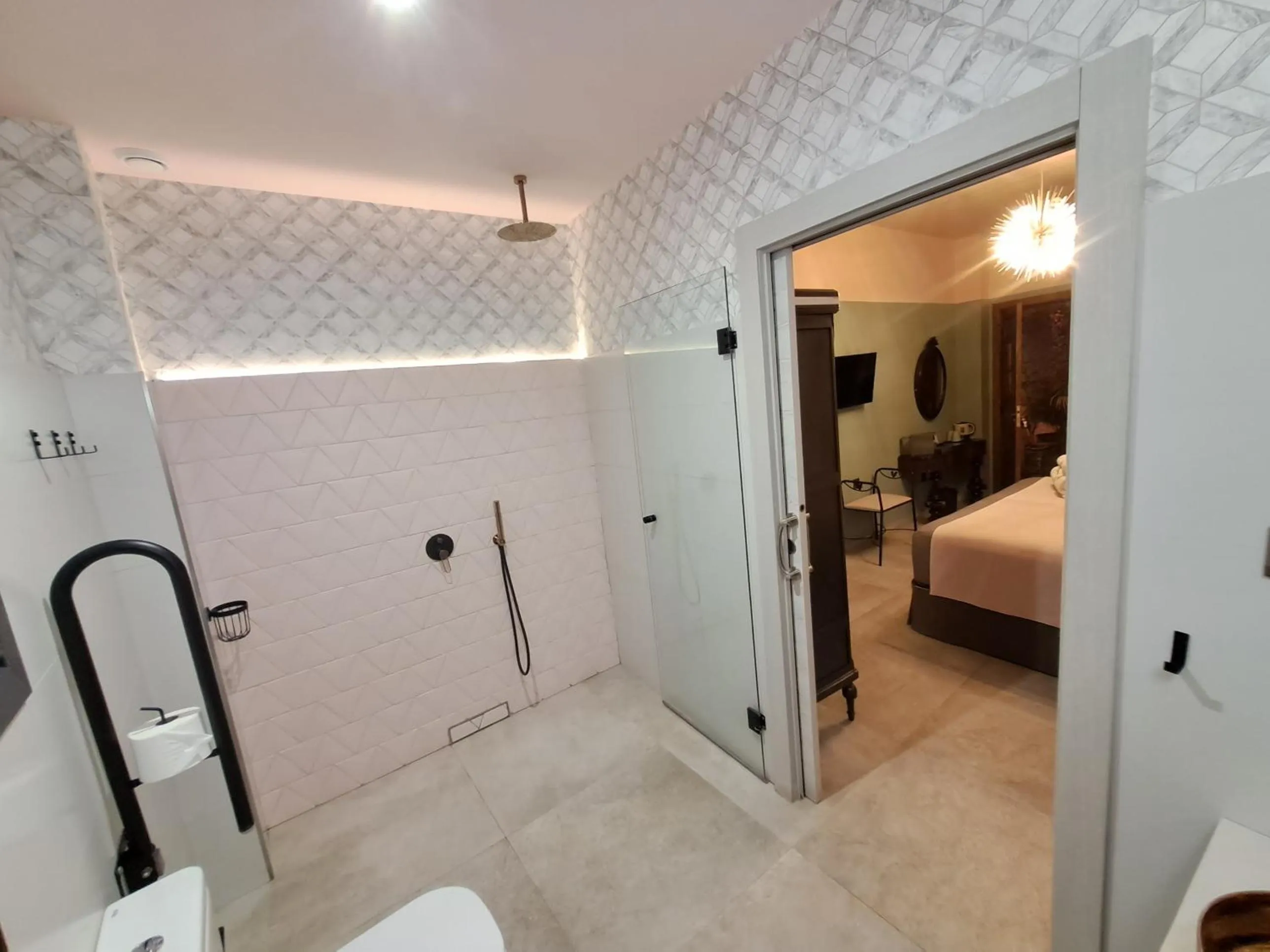 Shower, Bed in Murallas de Jayrán Hotel Boutique