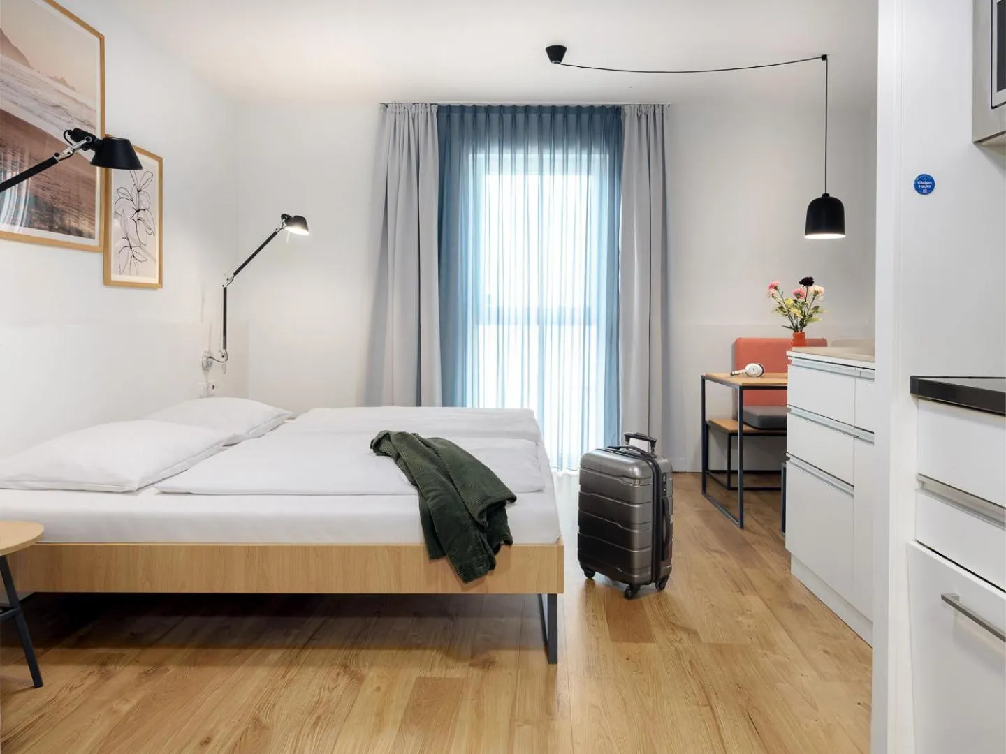 Photo of the whole room, Bed in smartments Mannheim Hauptbahnhof