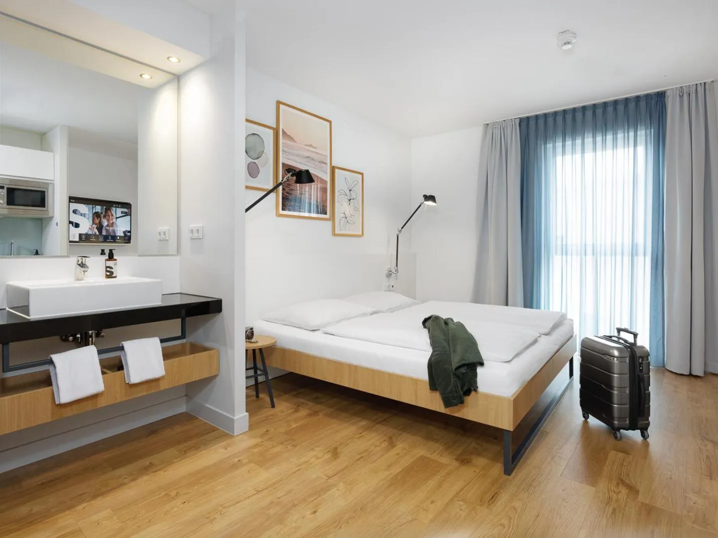 Photo of the whole room, Bed in smartments Mannheim Hauptbahnhof