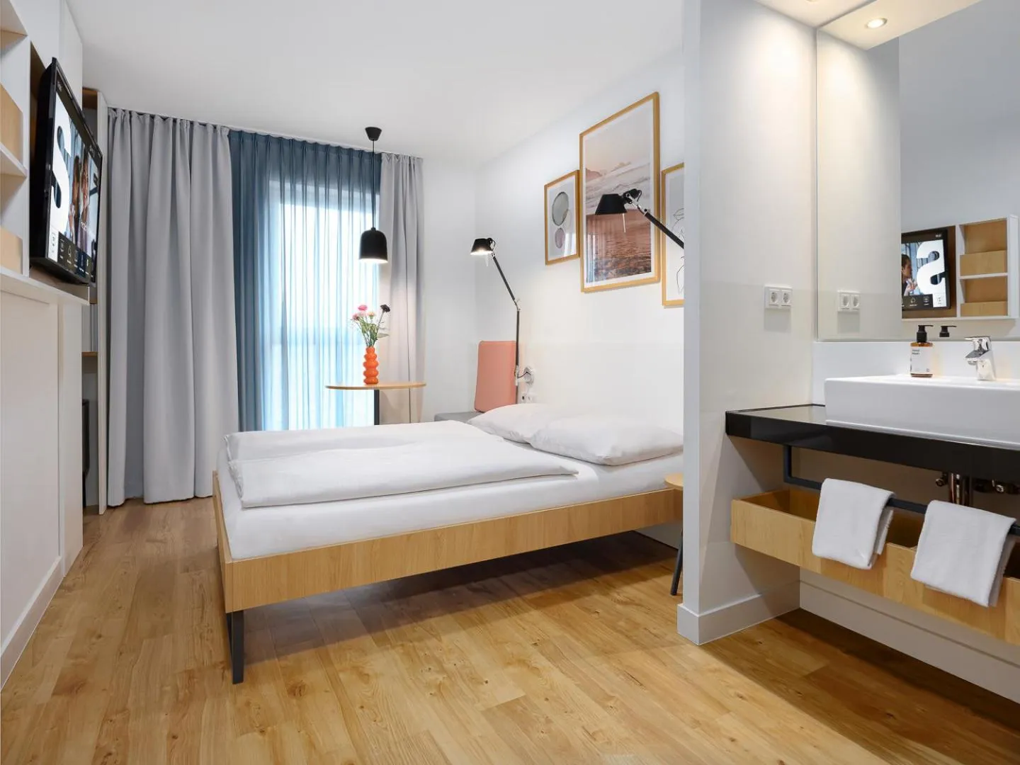 Photo of the whole room, Bed in smartments Mannheim Hauptbahnhof
