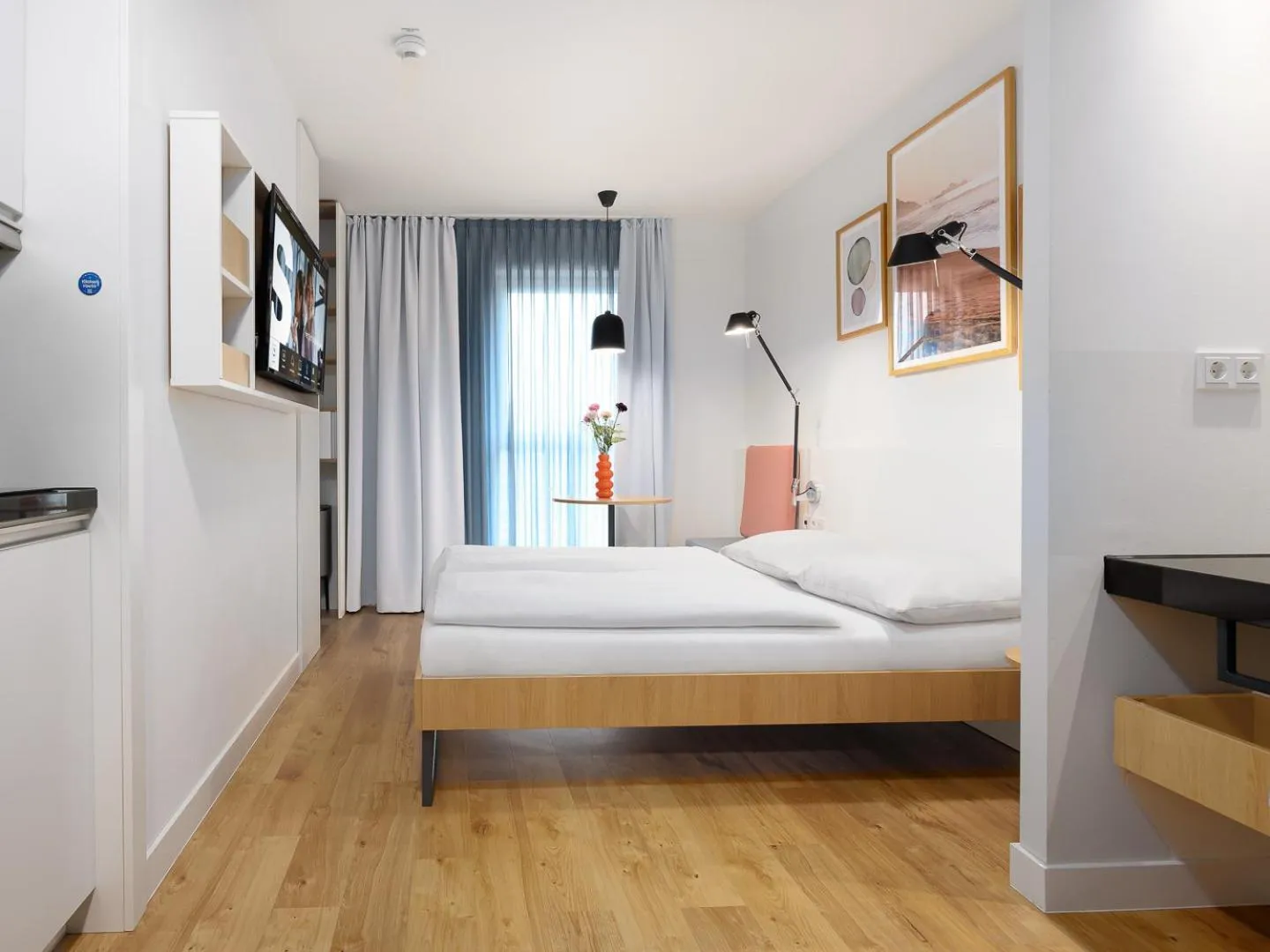 Photo of the whole room, Bed in smartments Mannheim Hauptbahnhof