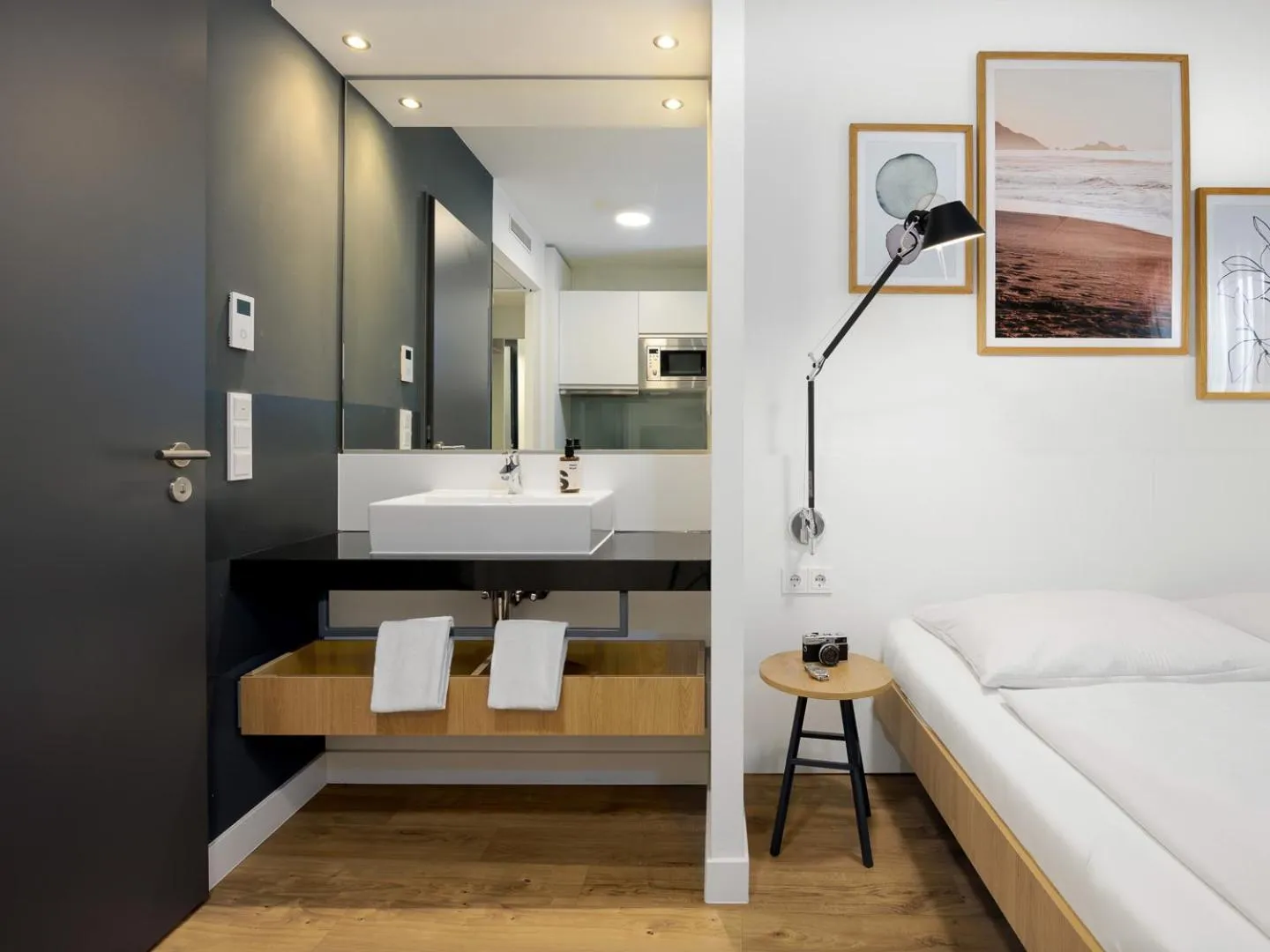 Photo of the whole room, Bed in smartments Mannheim Hauptbahnhof