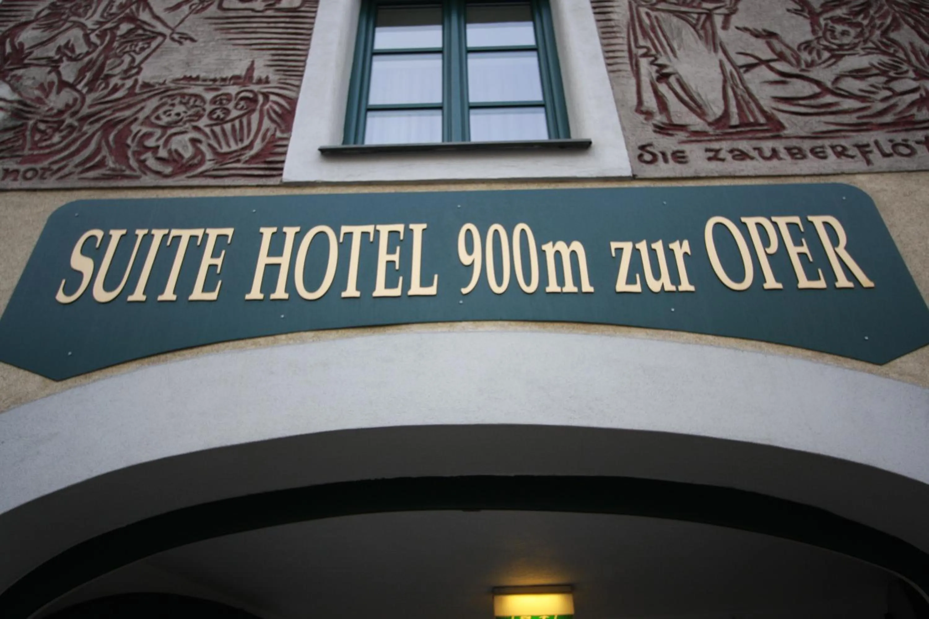 Facade/entrance in Suite Hotel 900 m zur Oper