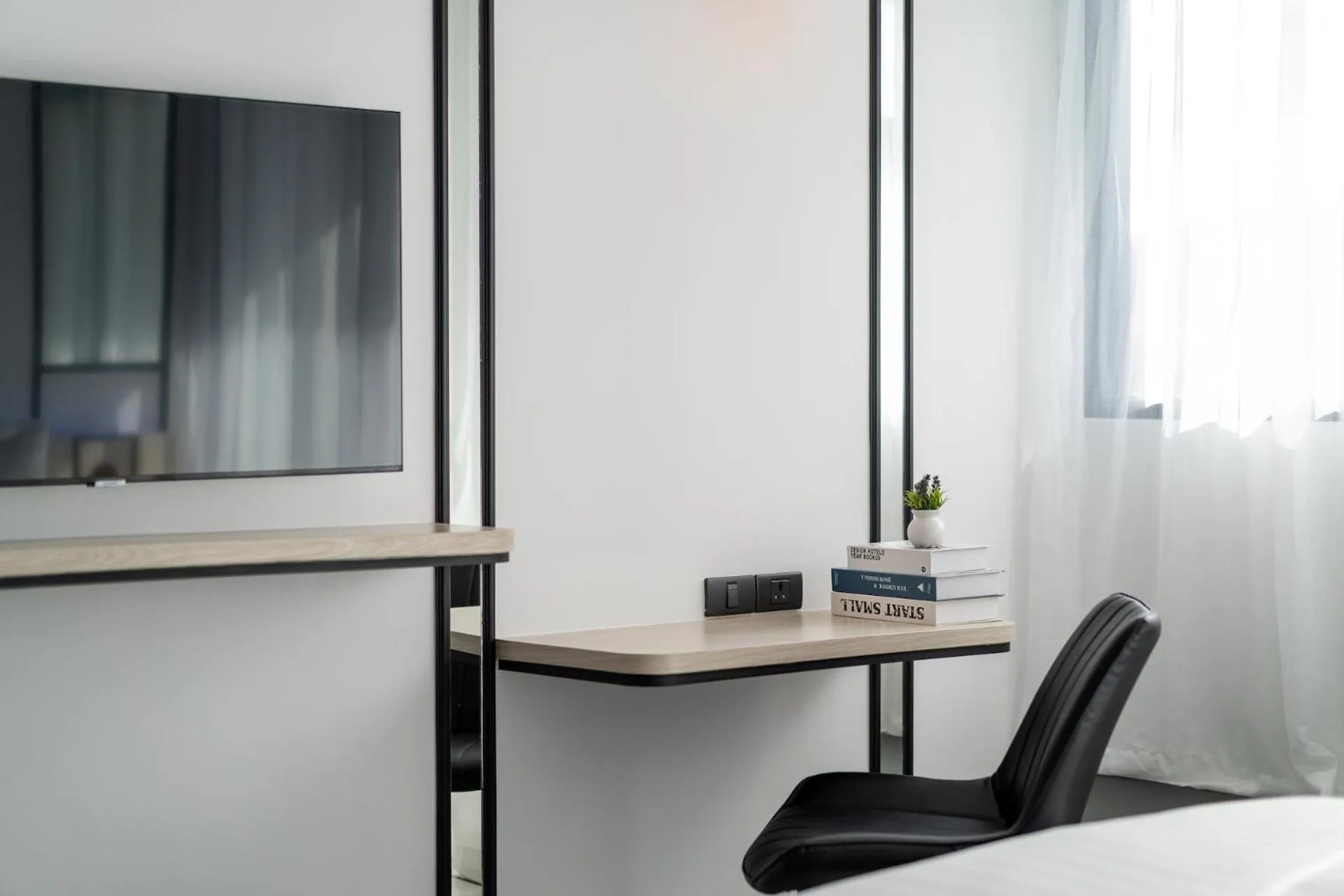 TV and multimedia in Ratri Hotel Phuket Old Town