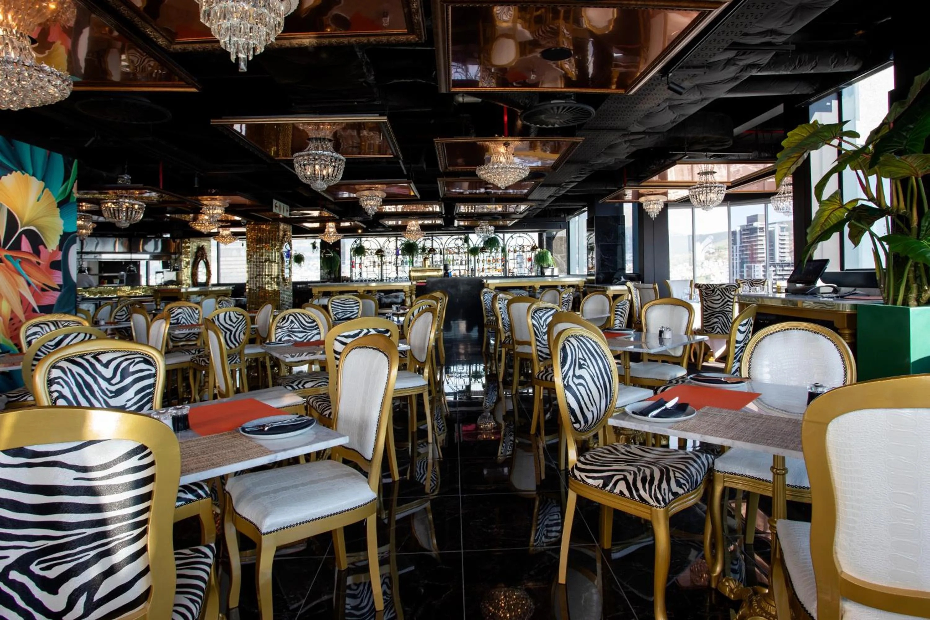 Restaurant/places to eat in Hotel Sky Cape Town