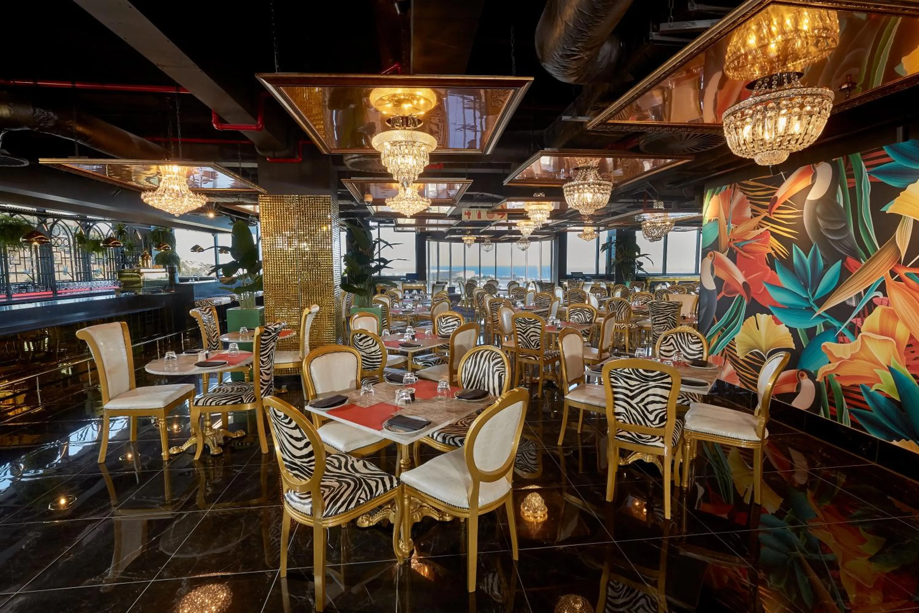 Restaurant/places to eat in Hotel Sky Cape Town