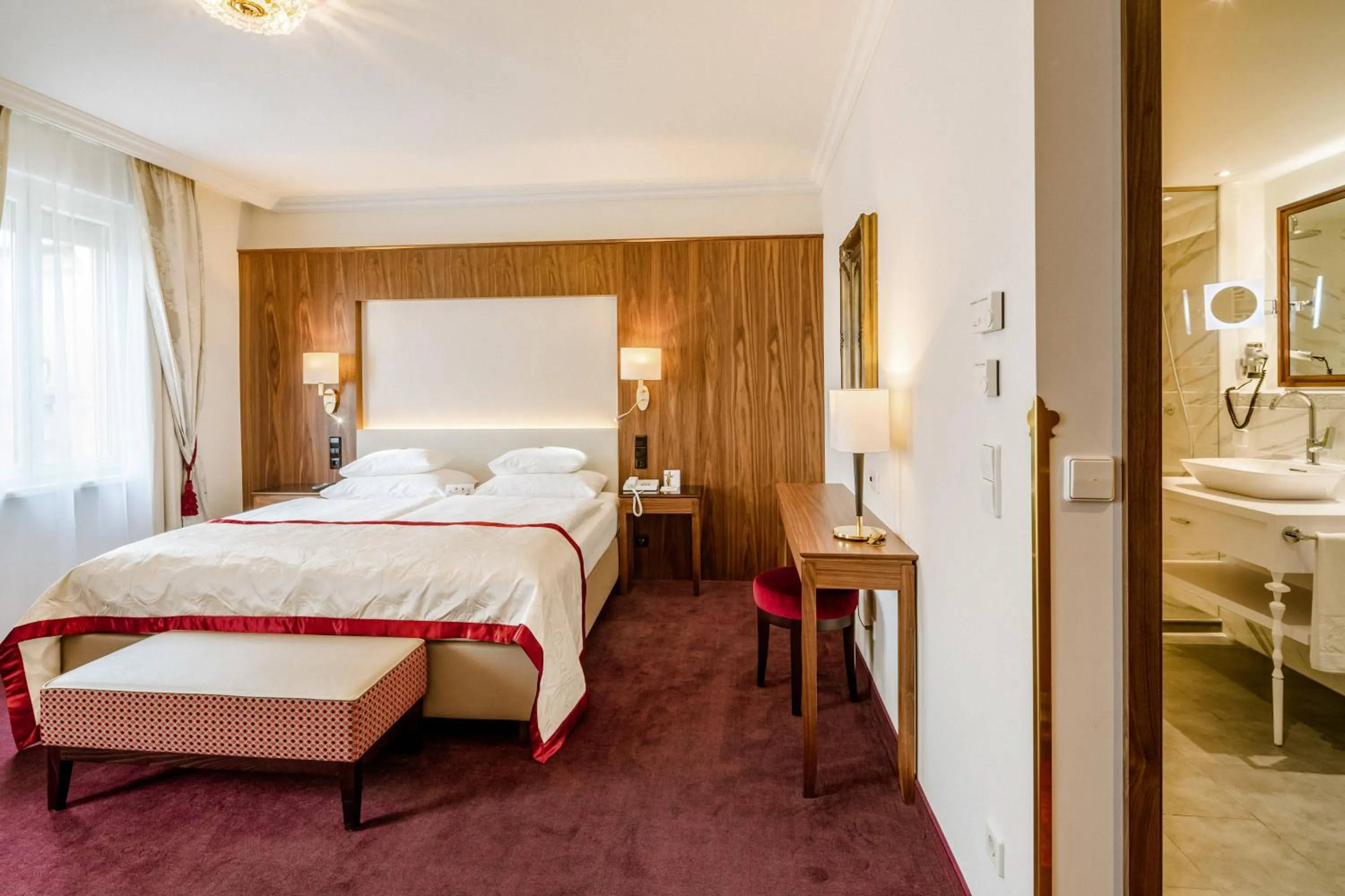 Photo of the whole room, Bed in Hotel Stefanie - VIENNA'S OLDEST HOTEL