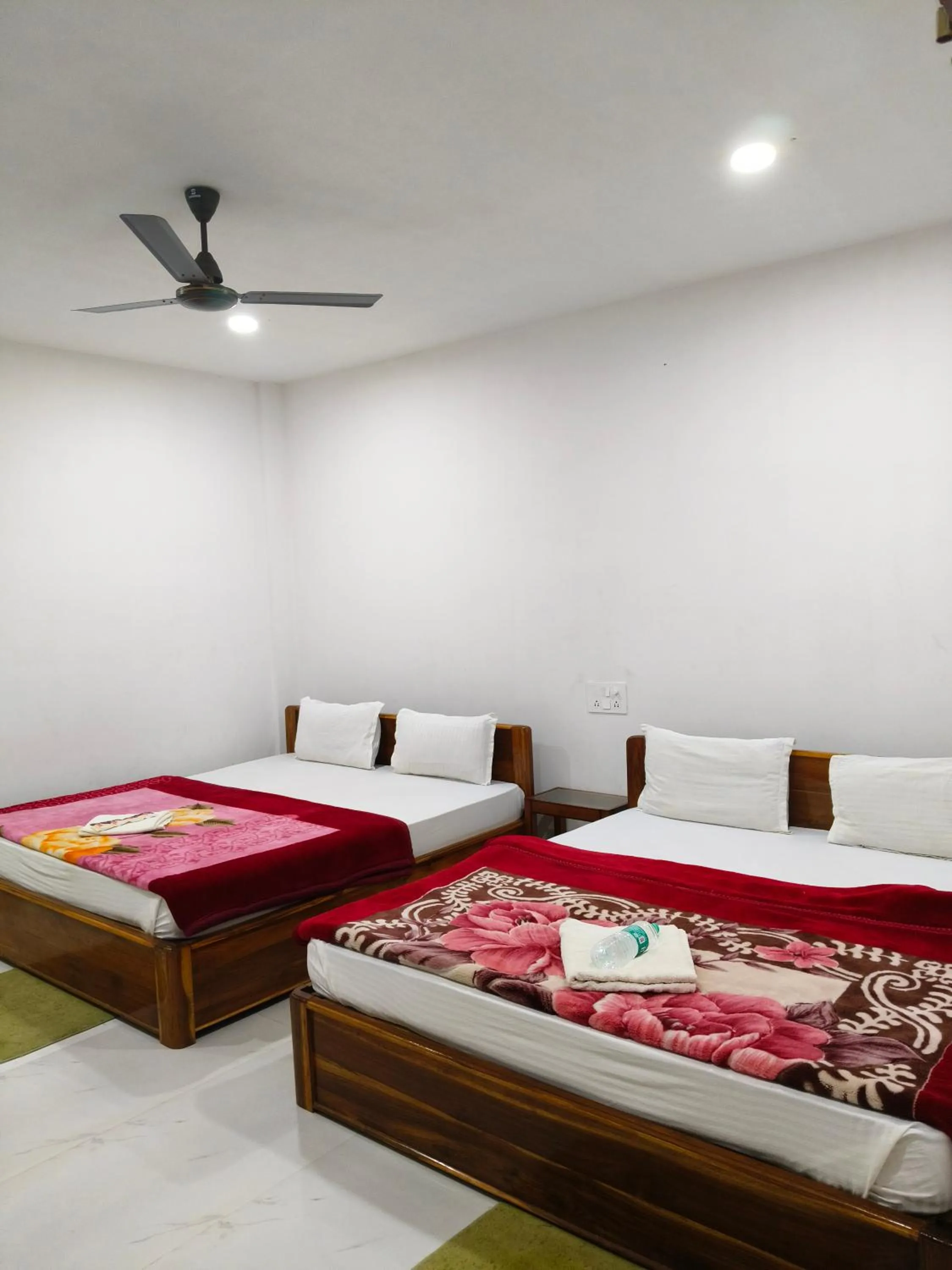 room service, Bed in Shivaji Inn Kaziranga