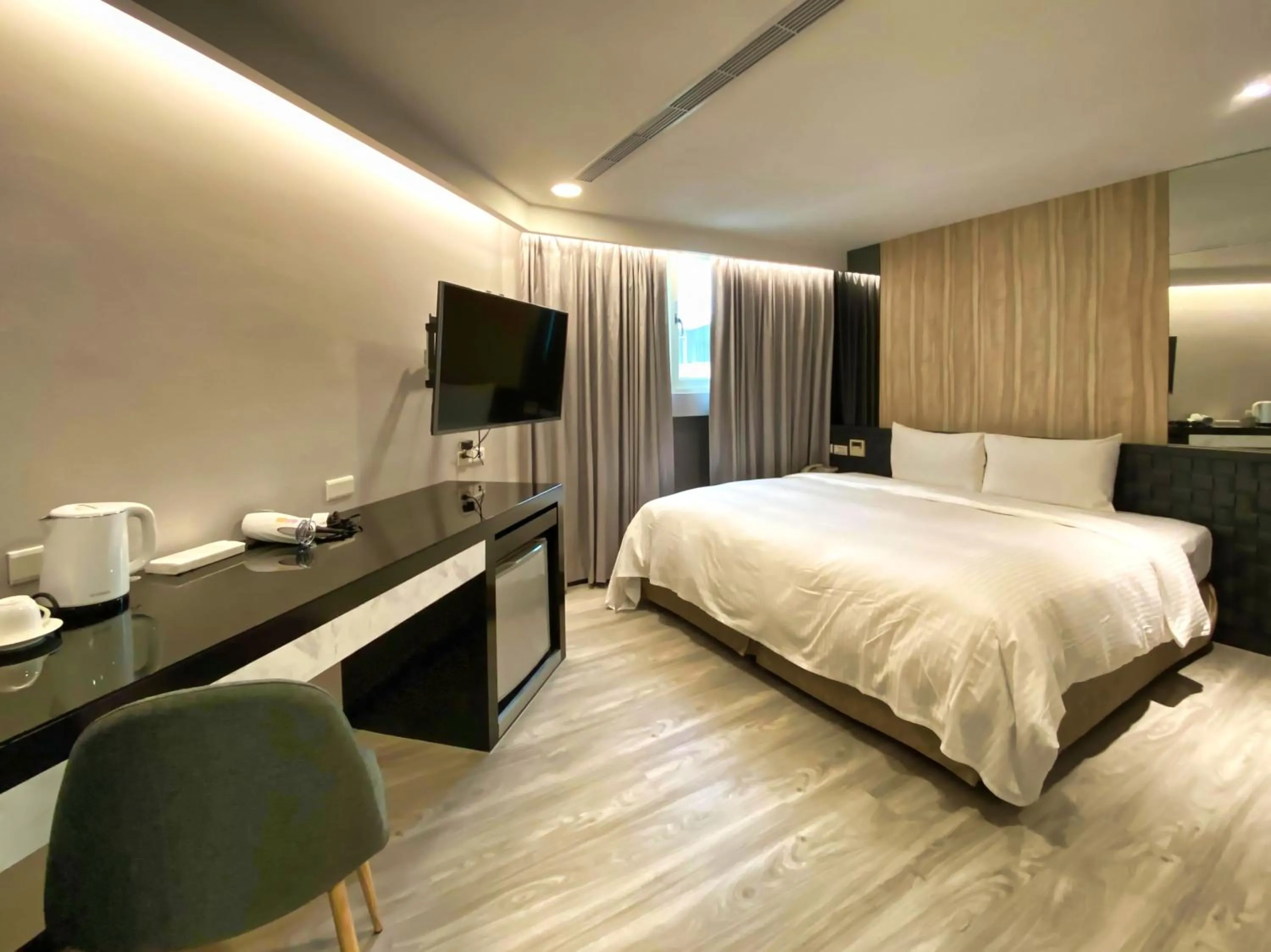Photo of the whole room, Bed in Hub Hotel Ximen Inn