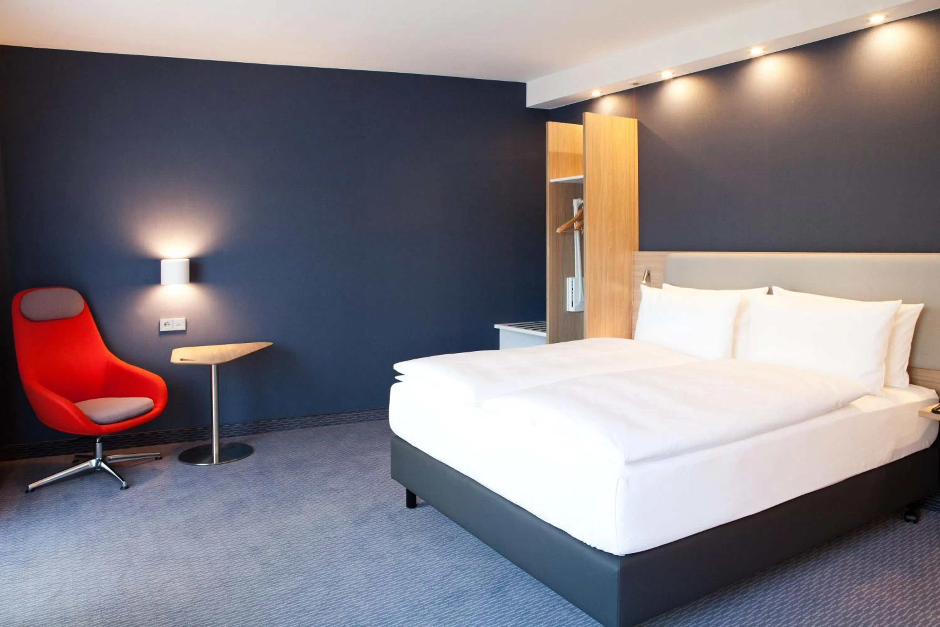 Bedroom, Bed in Holiday Inn Express - Lustenau