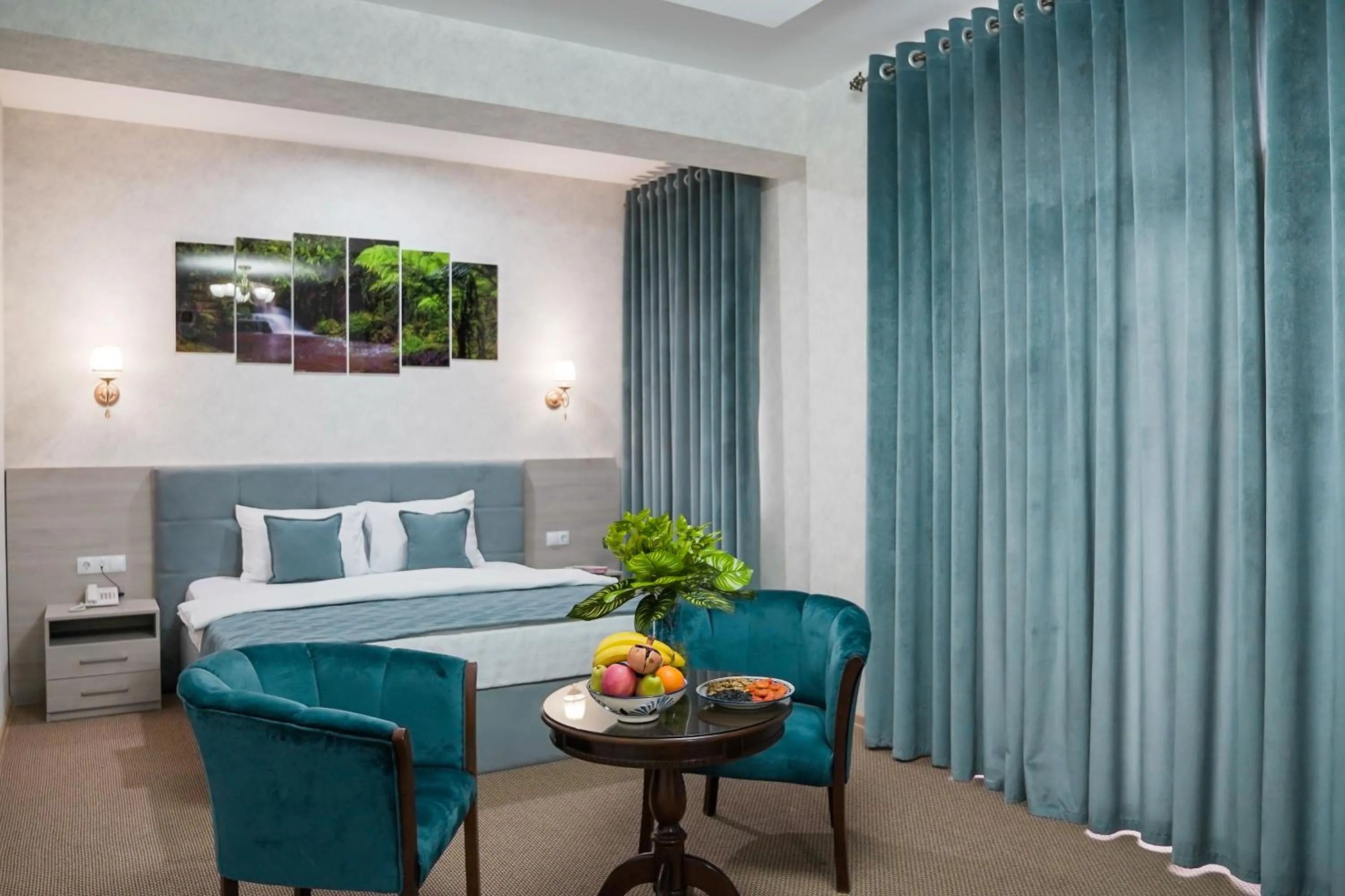 Living room, Bed in Level Hotel