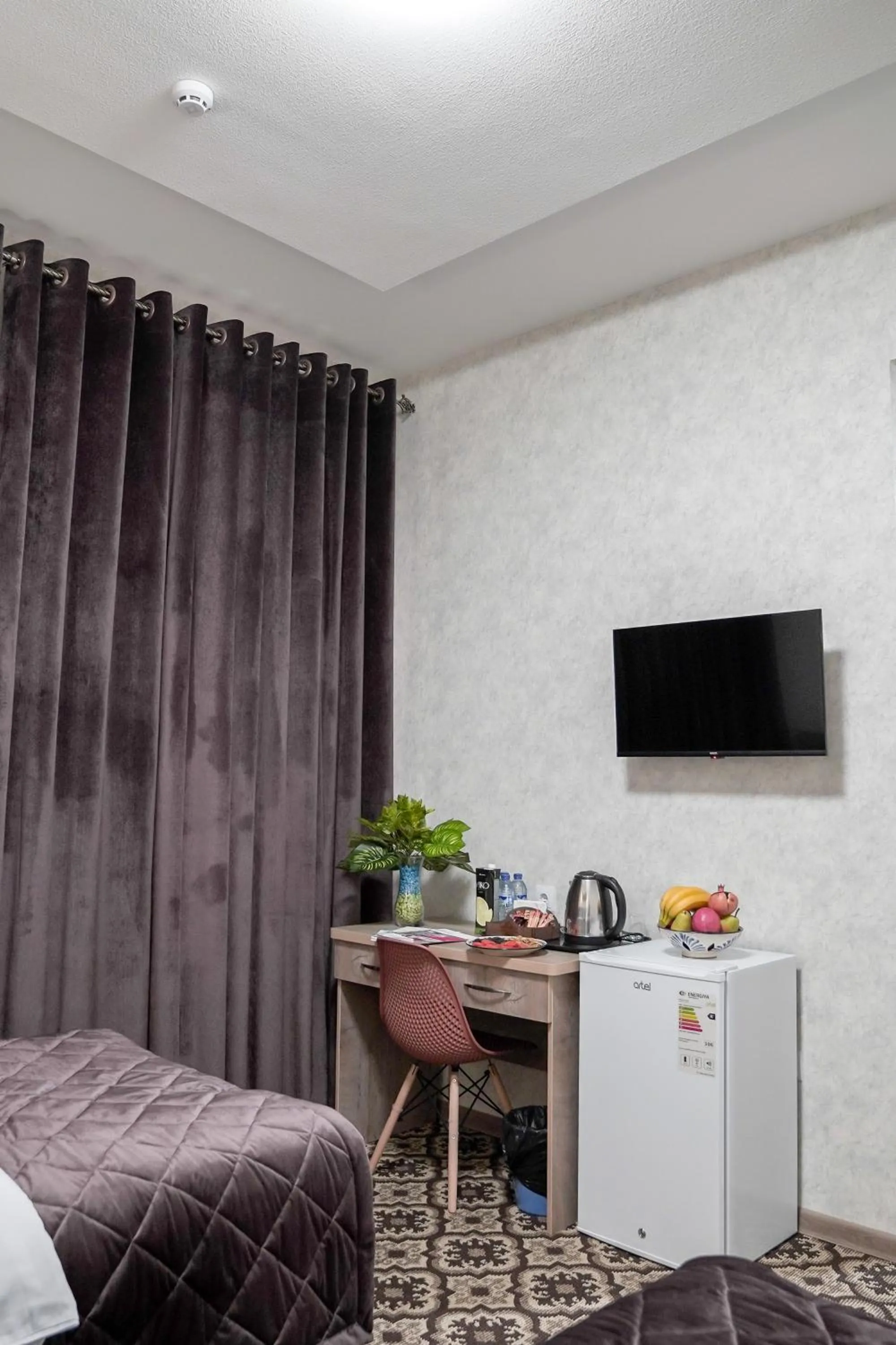 Living room, Bed in Level Hotel