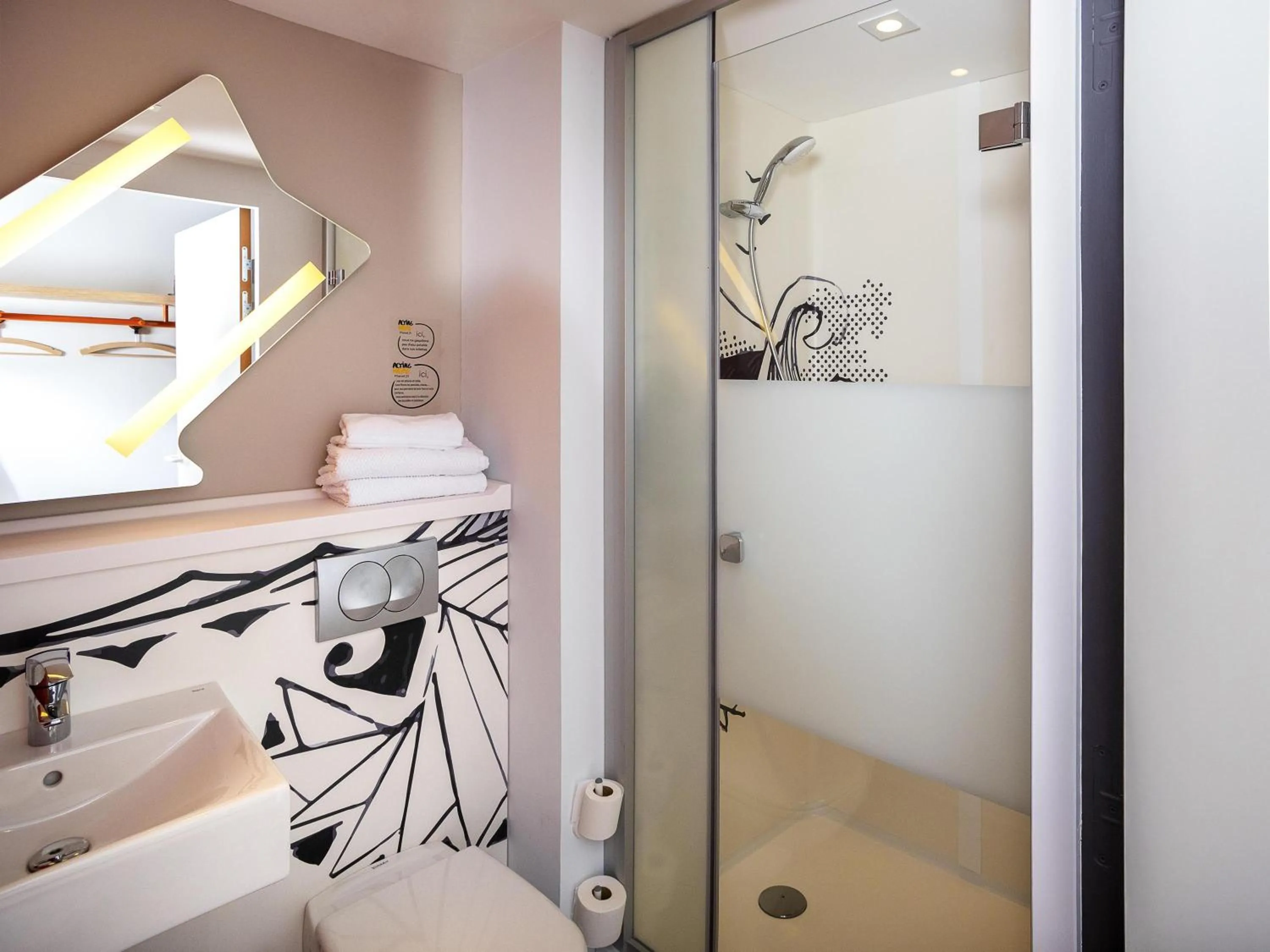 Bedroom in ibis Budget Cognac