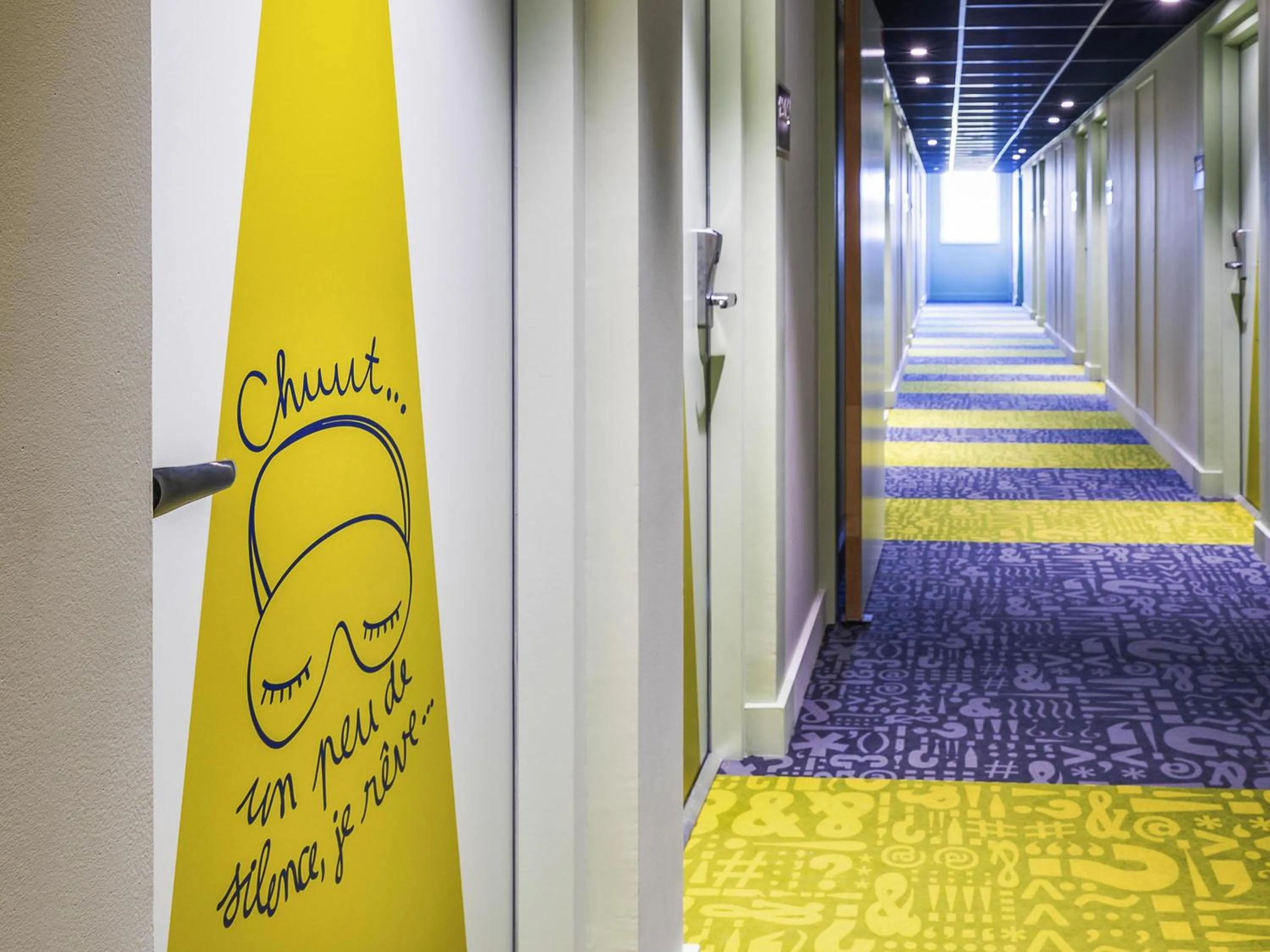 Bedroom in ibis Budget Cognac