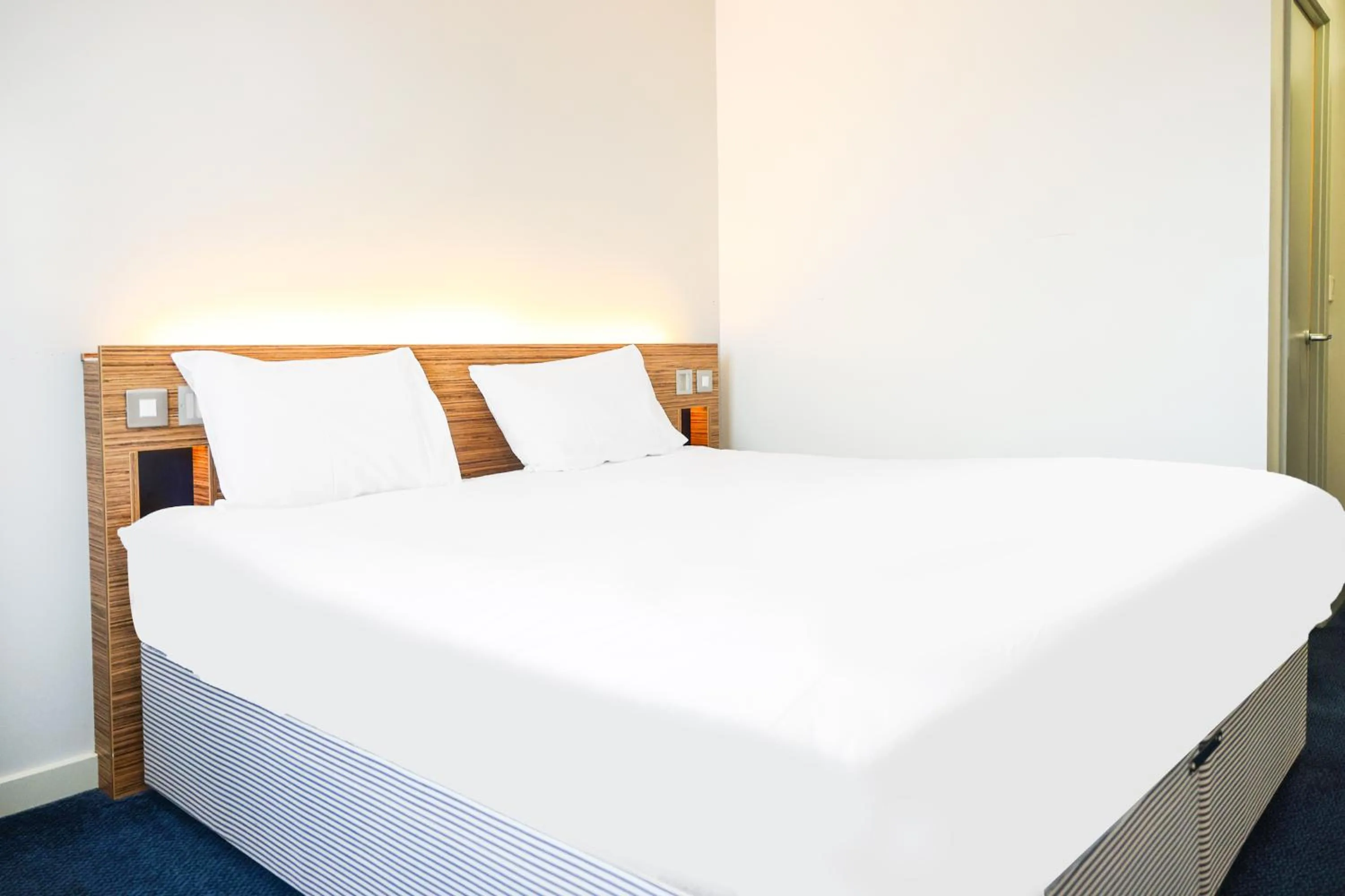 Photo of the whole room, Bed in GO2 Lancaster Centre Hotel by OYO