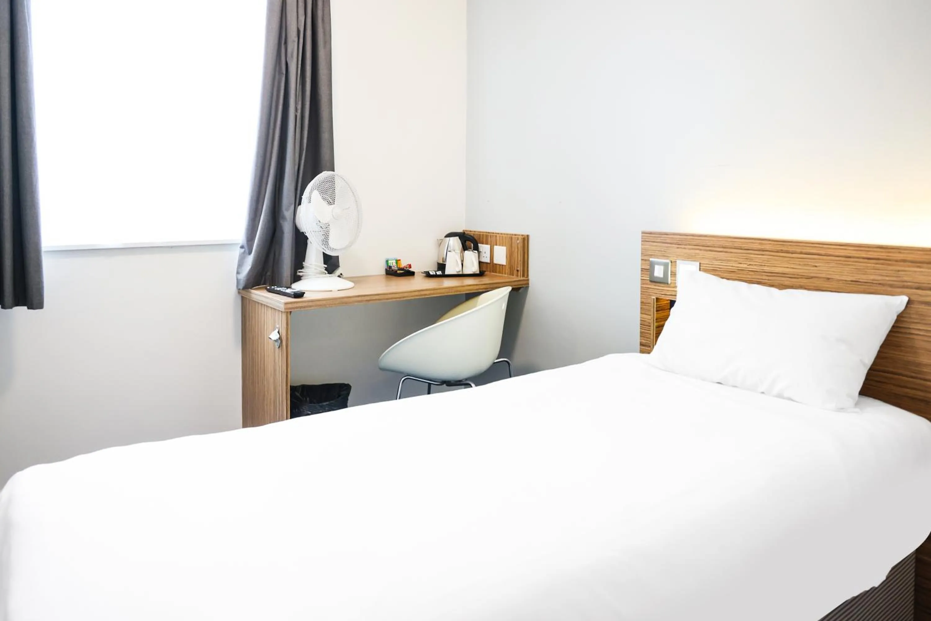 Coffee/tea facilities, Bed in GO2 Lancaster Centre Hotel by OYO