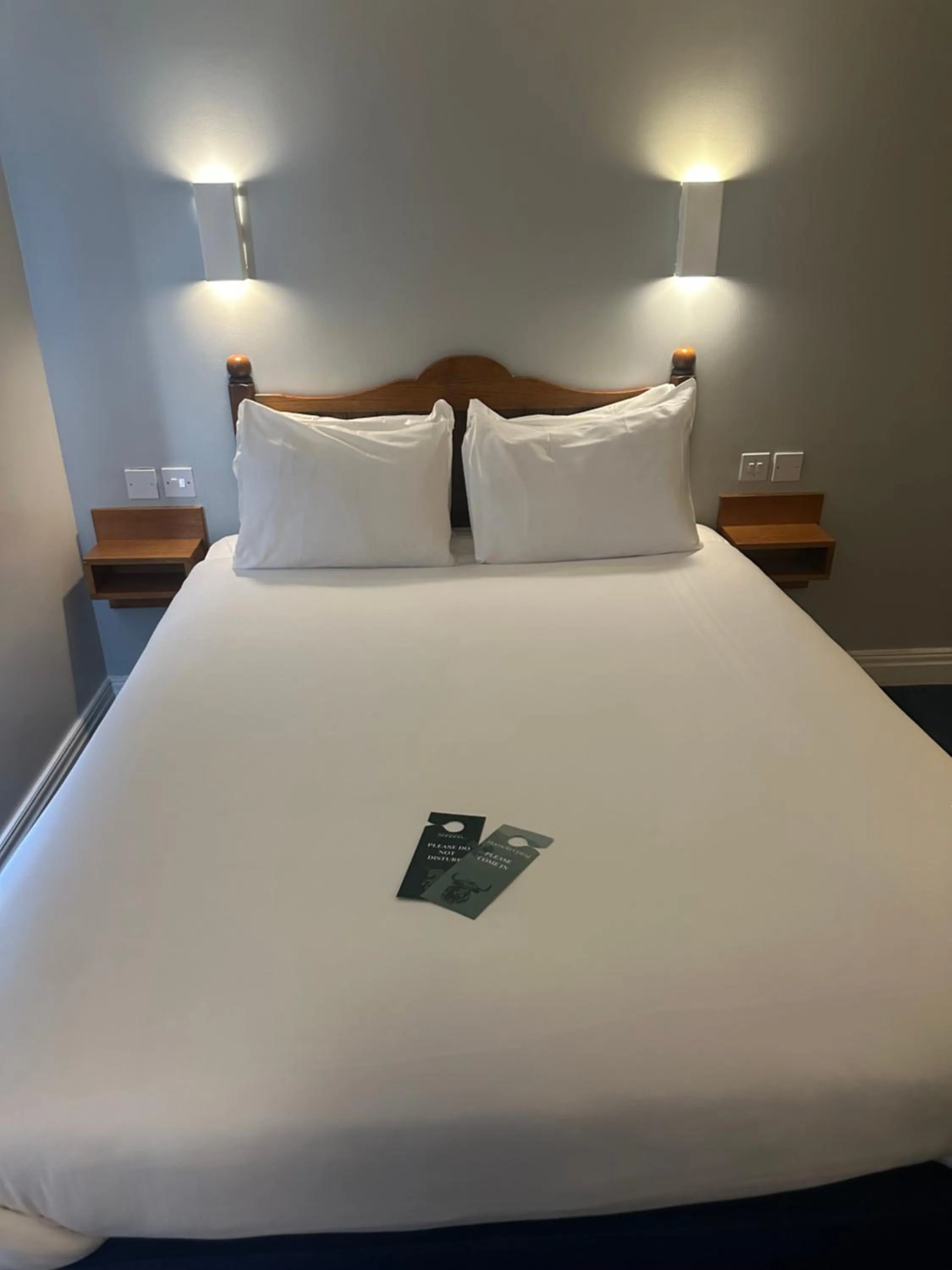 Bed in go2 Glasgow Cumbernauld Hotel - Free Parking and Pet Friendly