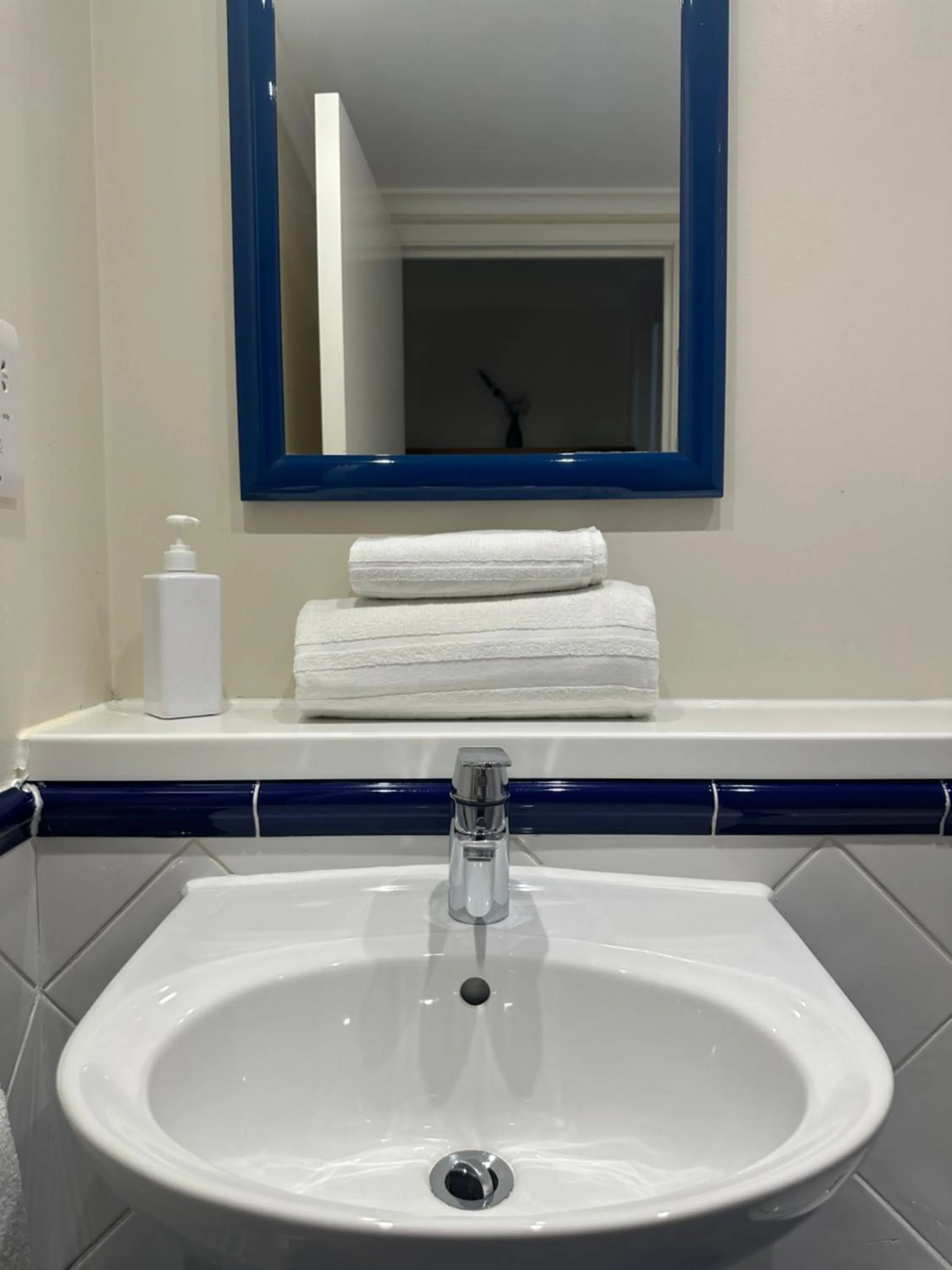 Shower in go2 Glasgow Cumbernauld Hotel - Free Parking and Pet Friendly