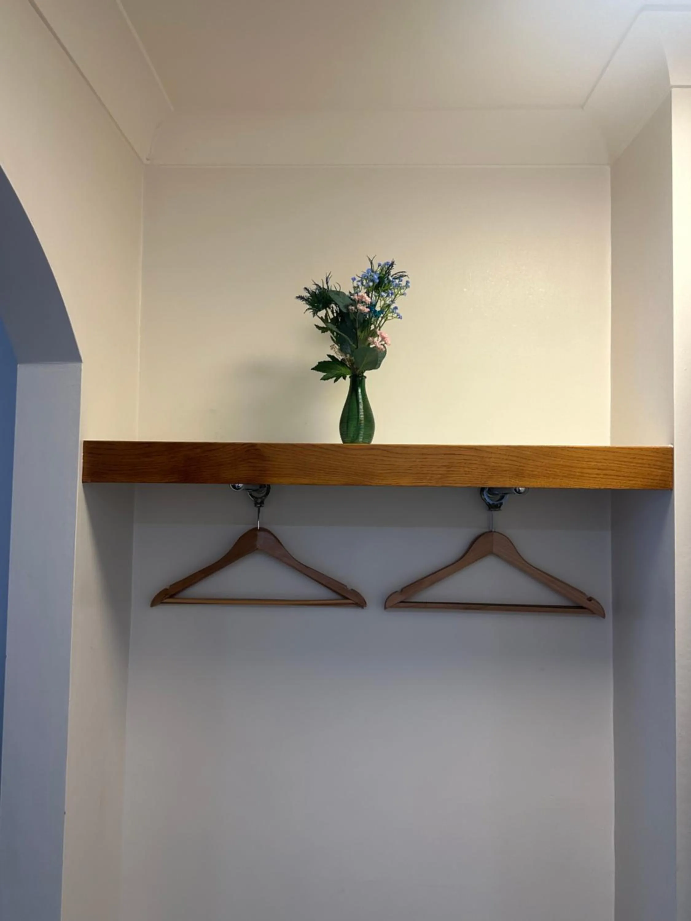 wardrobe in go2 Glasgow Cumbernauld Hotel - Free Parking and Pet Friendly