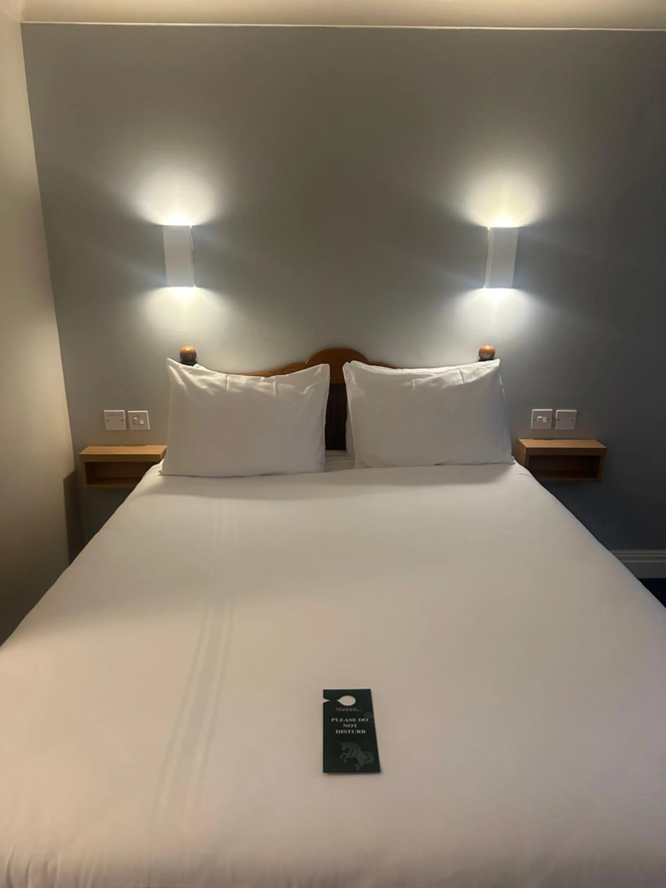 Bed in go2 Glasgow Cumbernauld Hotel - Free Parking and Pet Friendly