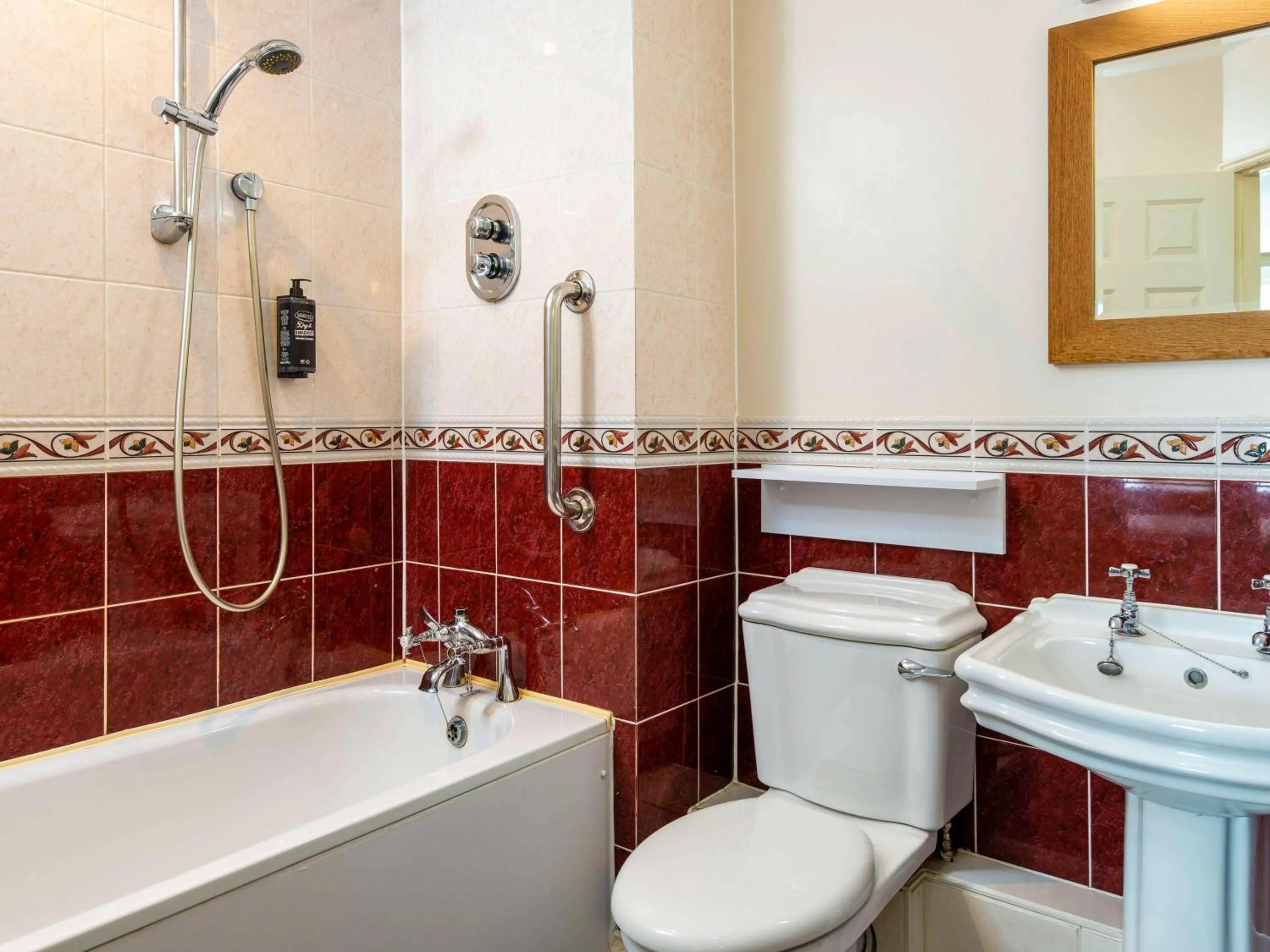 Bathroom in Ibis Budget Bromsgrove