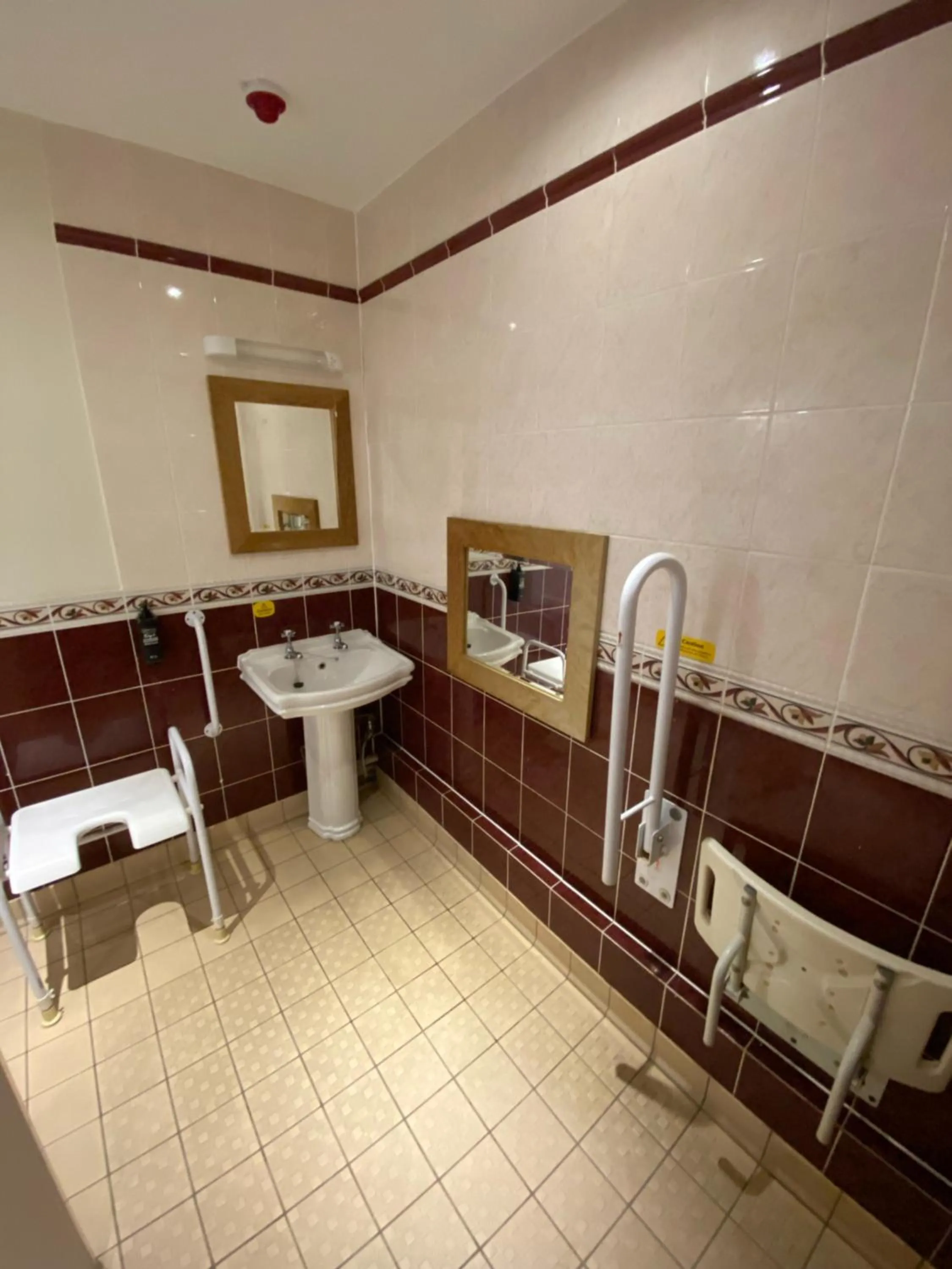 Bathroom in Ibis Budget Bromsgrove