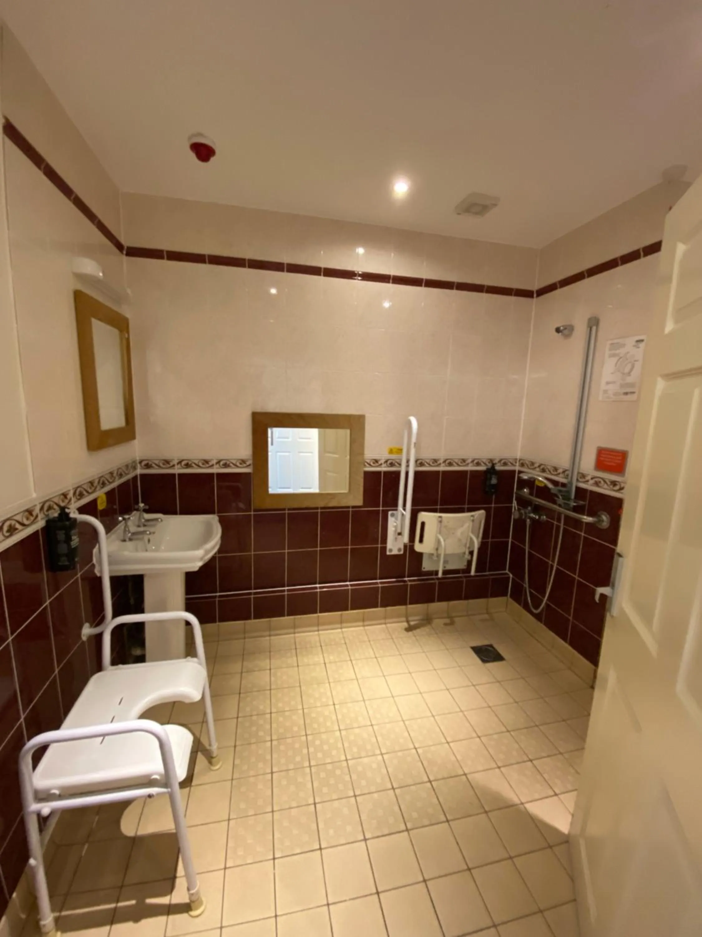 Bathroom in Ibis Budget Bromsgrove