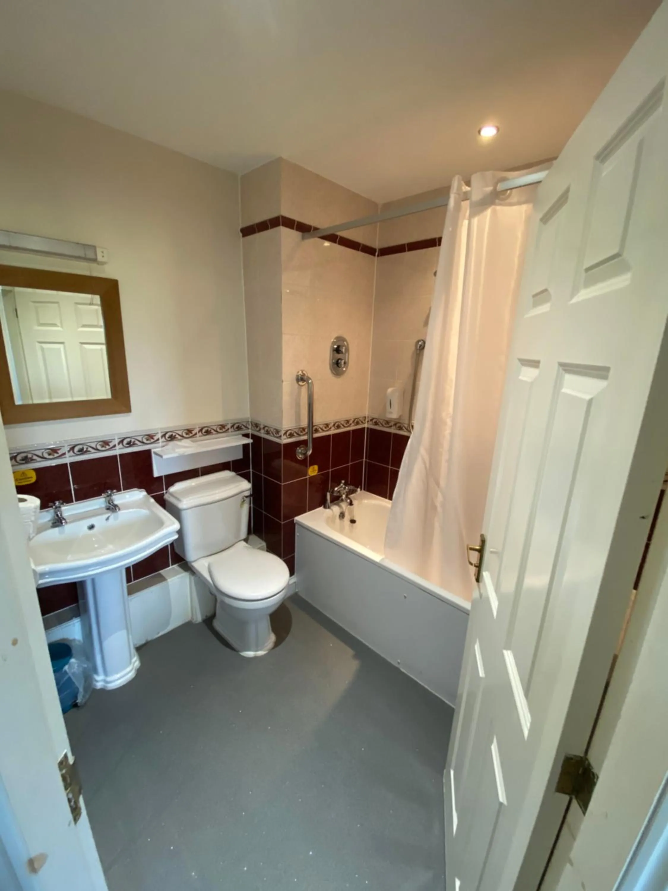 Shower, Bathroom in Ibis Budget Bromsgrove