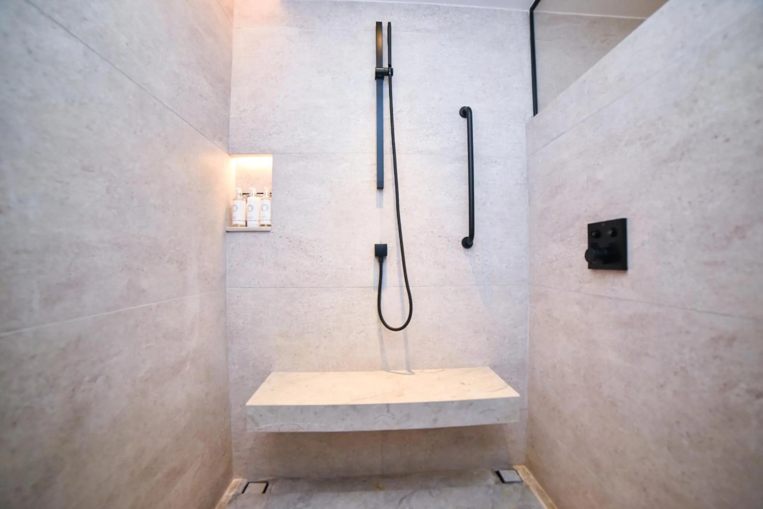 Shower in DongFengYun Hotel Mi'Le - MGallery Collection
