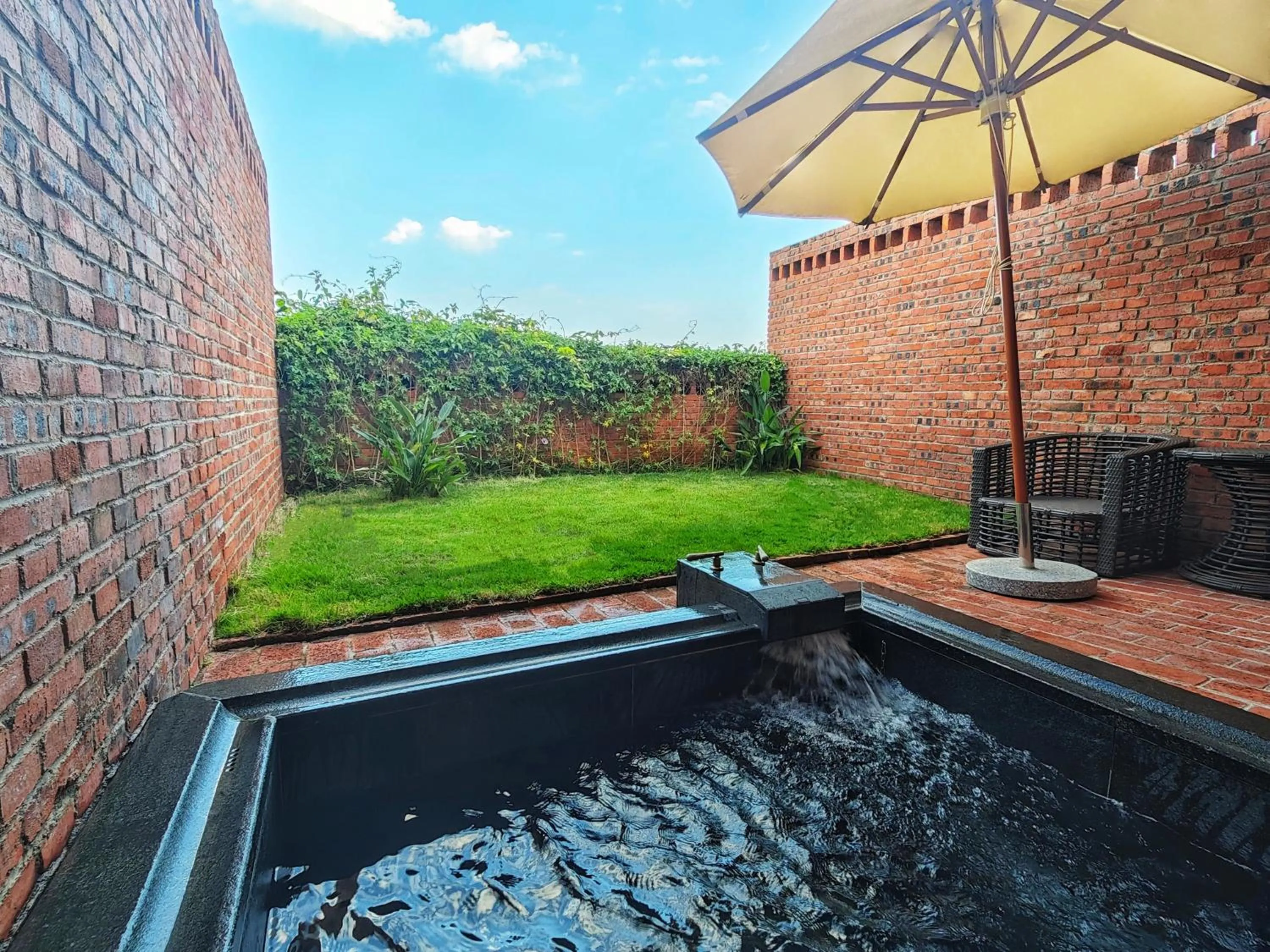 Open Air Bath in DongFengYun Hotel Mi'Le - MGallery Collection