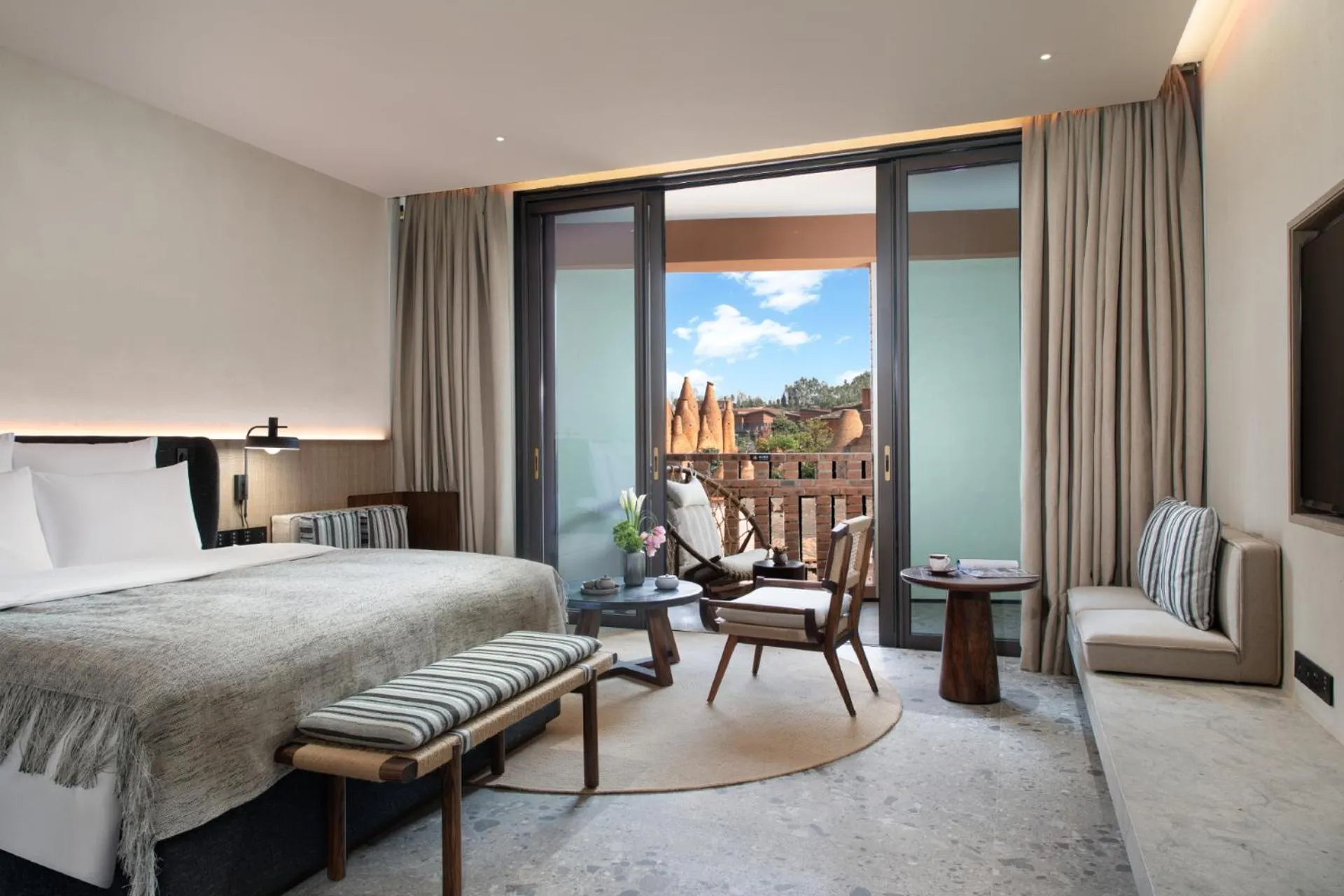 Photo of the whole room, Bed in DongFengYun Hotel Mi'Le - MGallery Collection