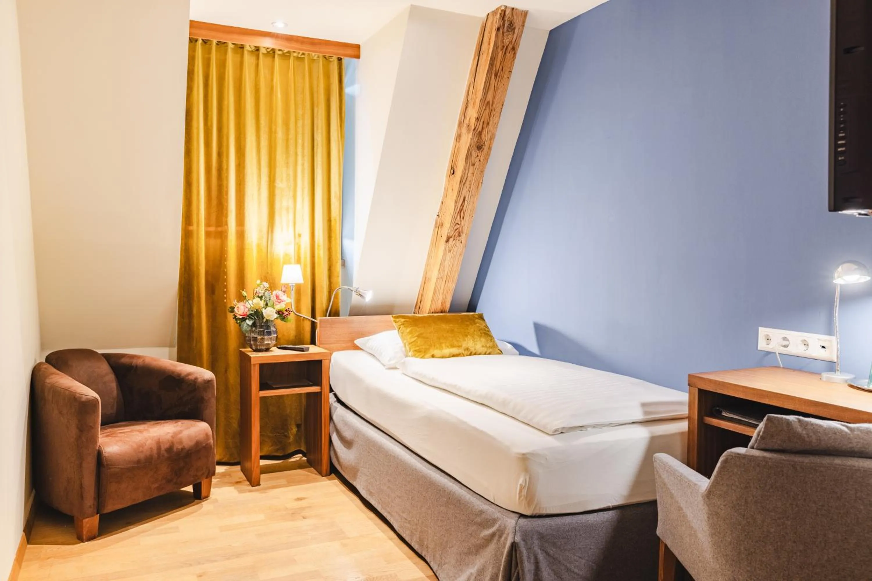 Bedroom, Bed in Hotel Kaiserhof