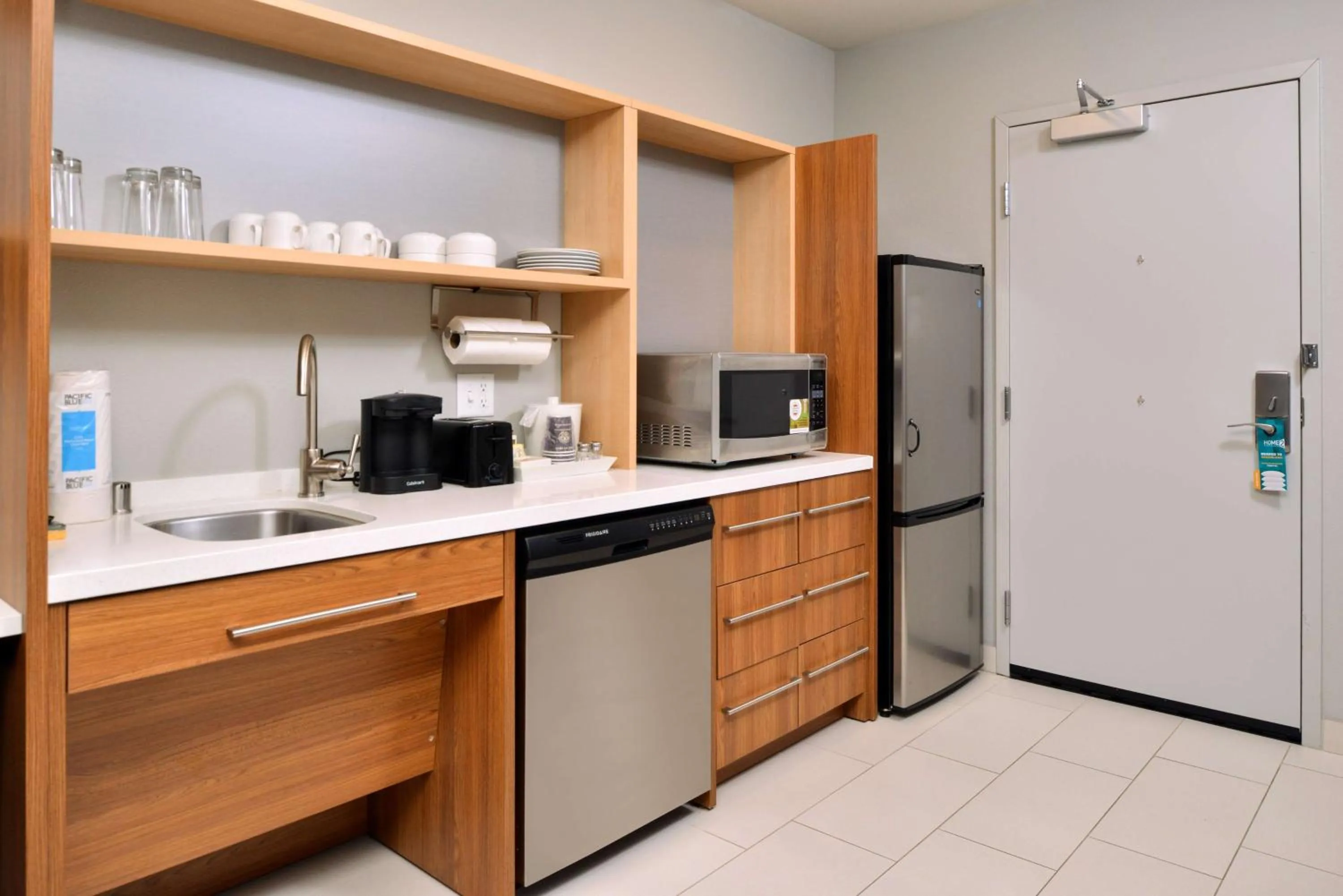 Kitchen or kitchenette in Home2 Suites By Hilton Portland Hillsboro
