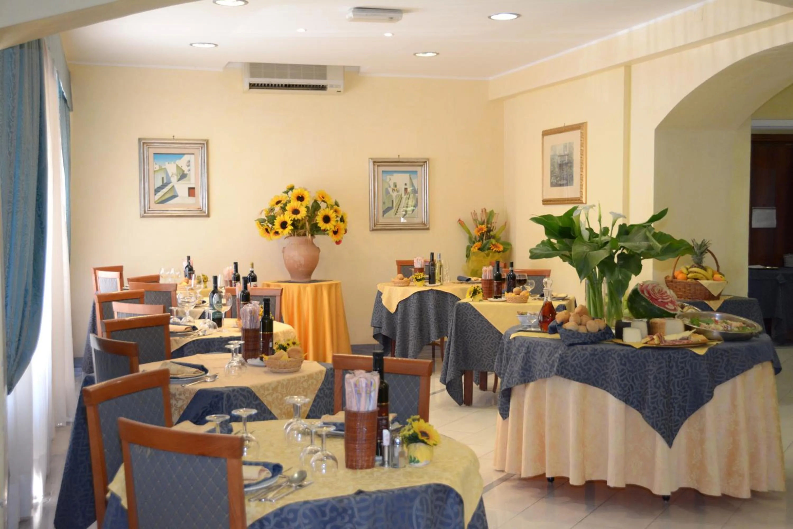 Restaurant/places to eat in Hotel President