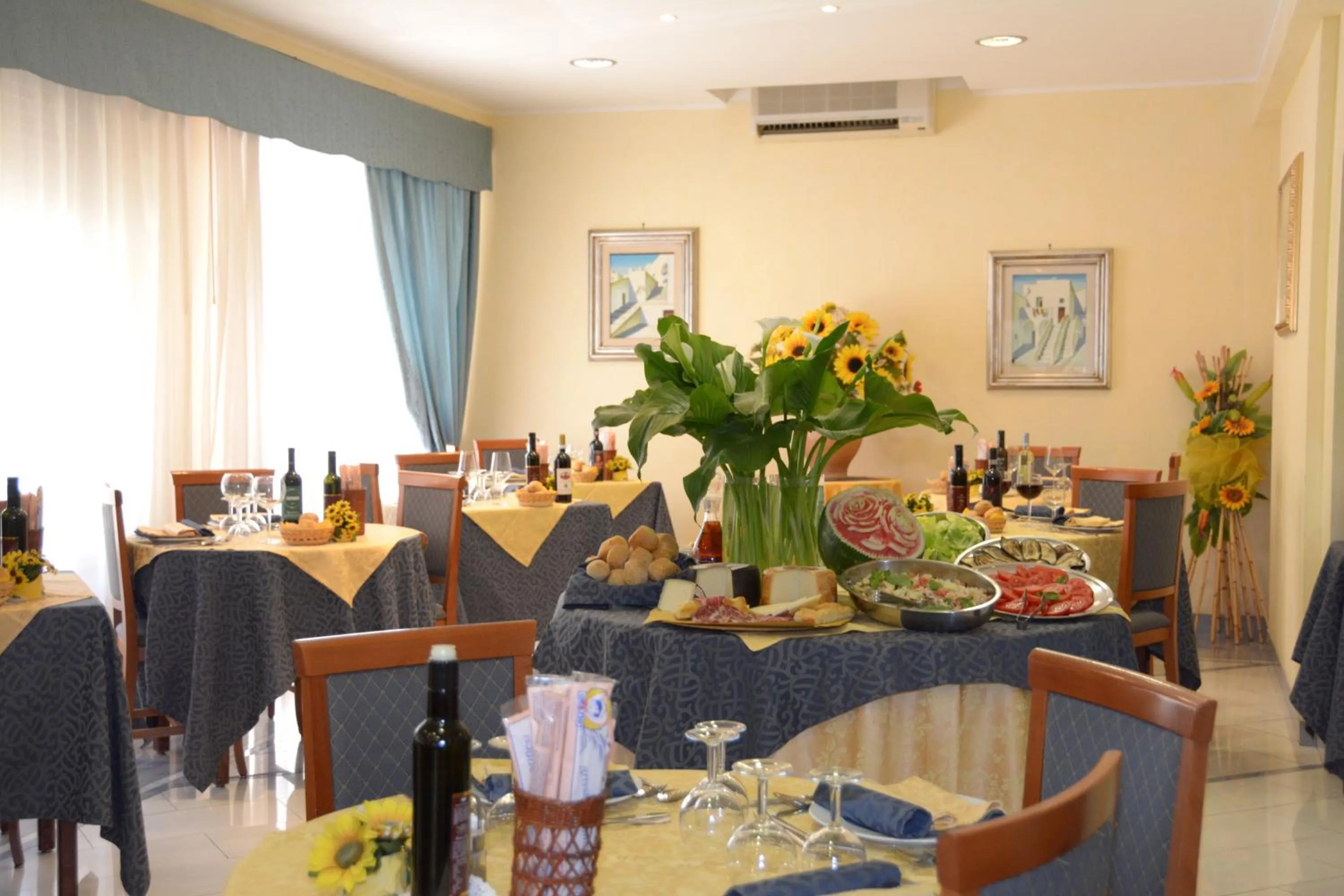 Restaurant/places to eat in Hotel President