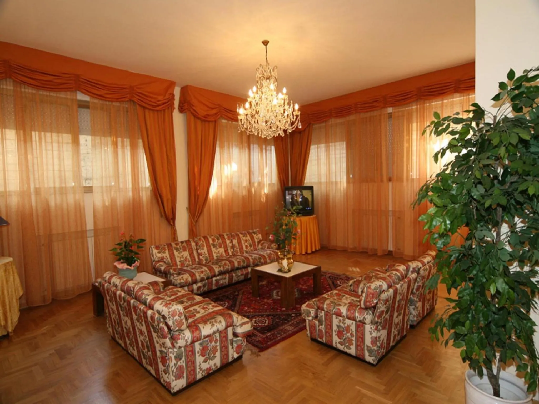 Communal lounge/ TV room in Hotel President