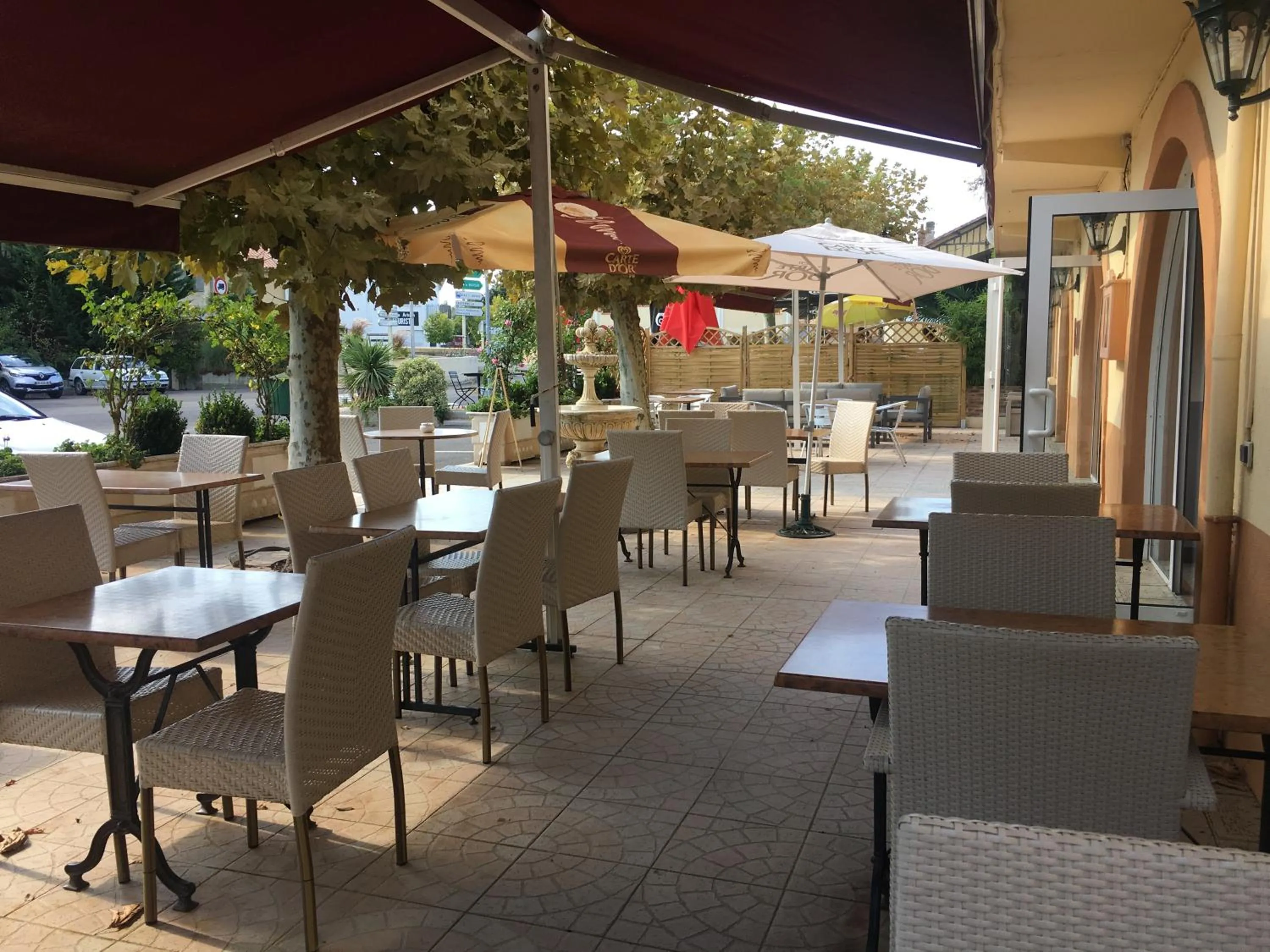 Patio in Hôtel-Restaurant le Commerce