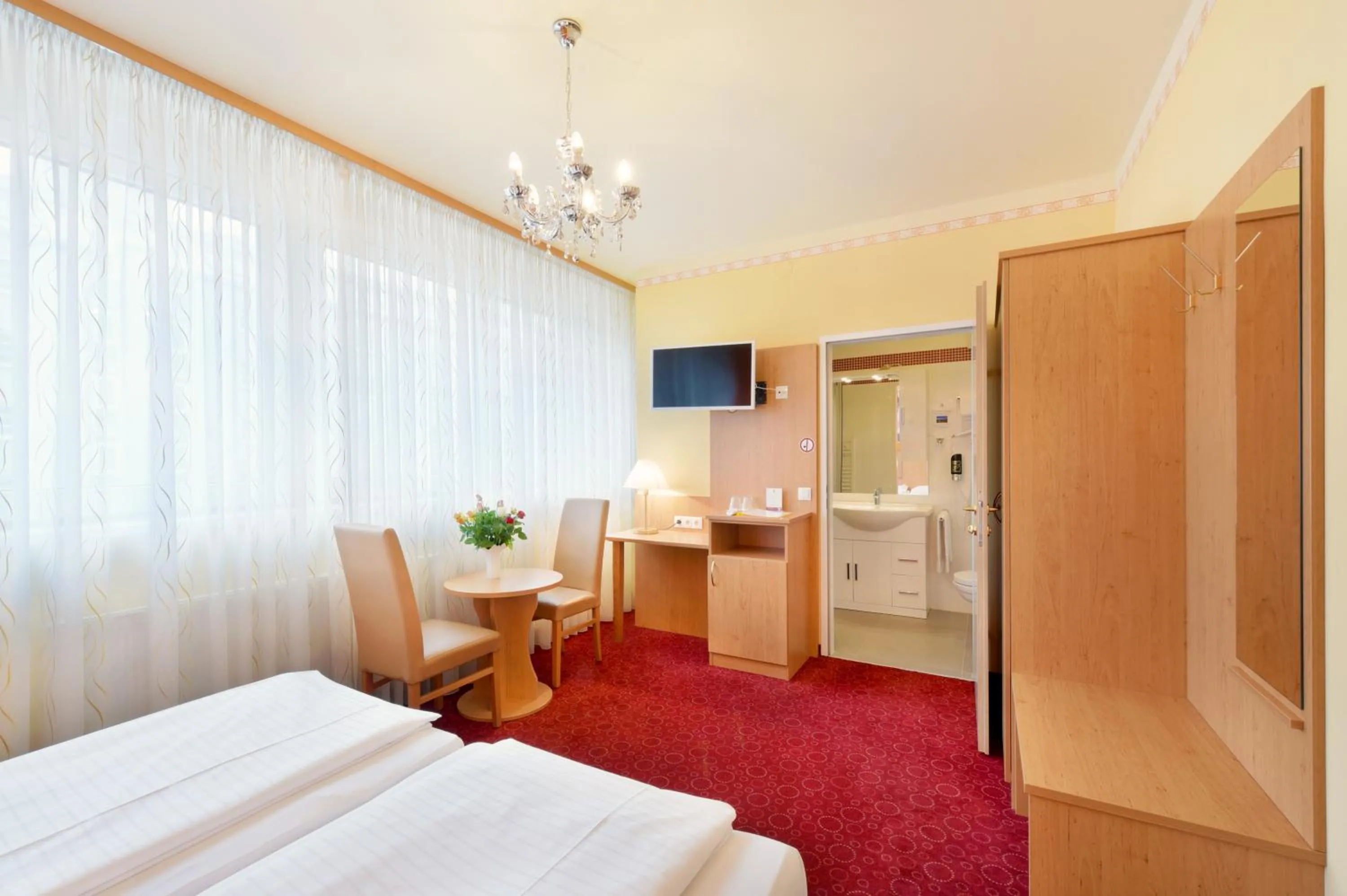 Photo of the whole room, Bed in Garten- und Kunsthotel Gabriel City
