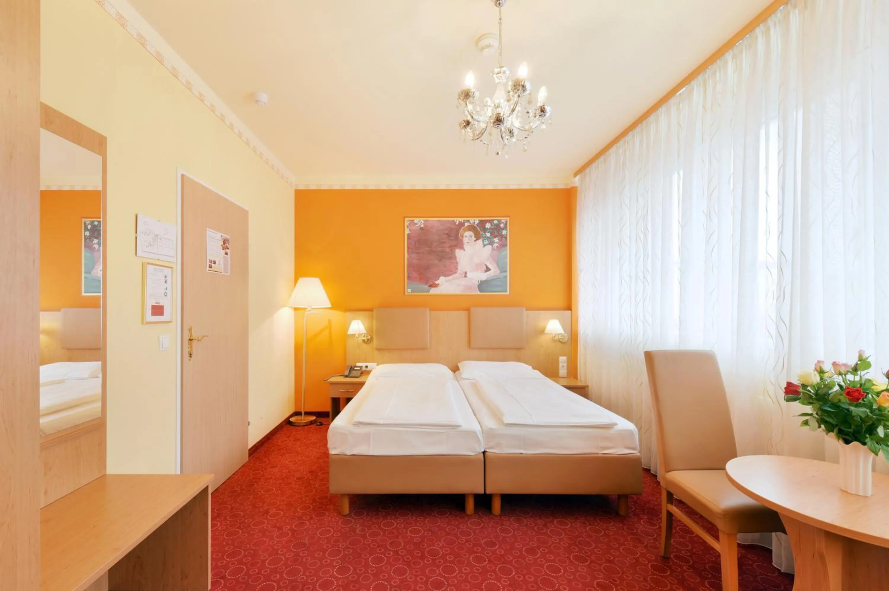 Photo of the whole room, Bed in Garten- und Kunsthotel Gabriel City