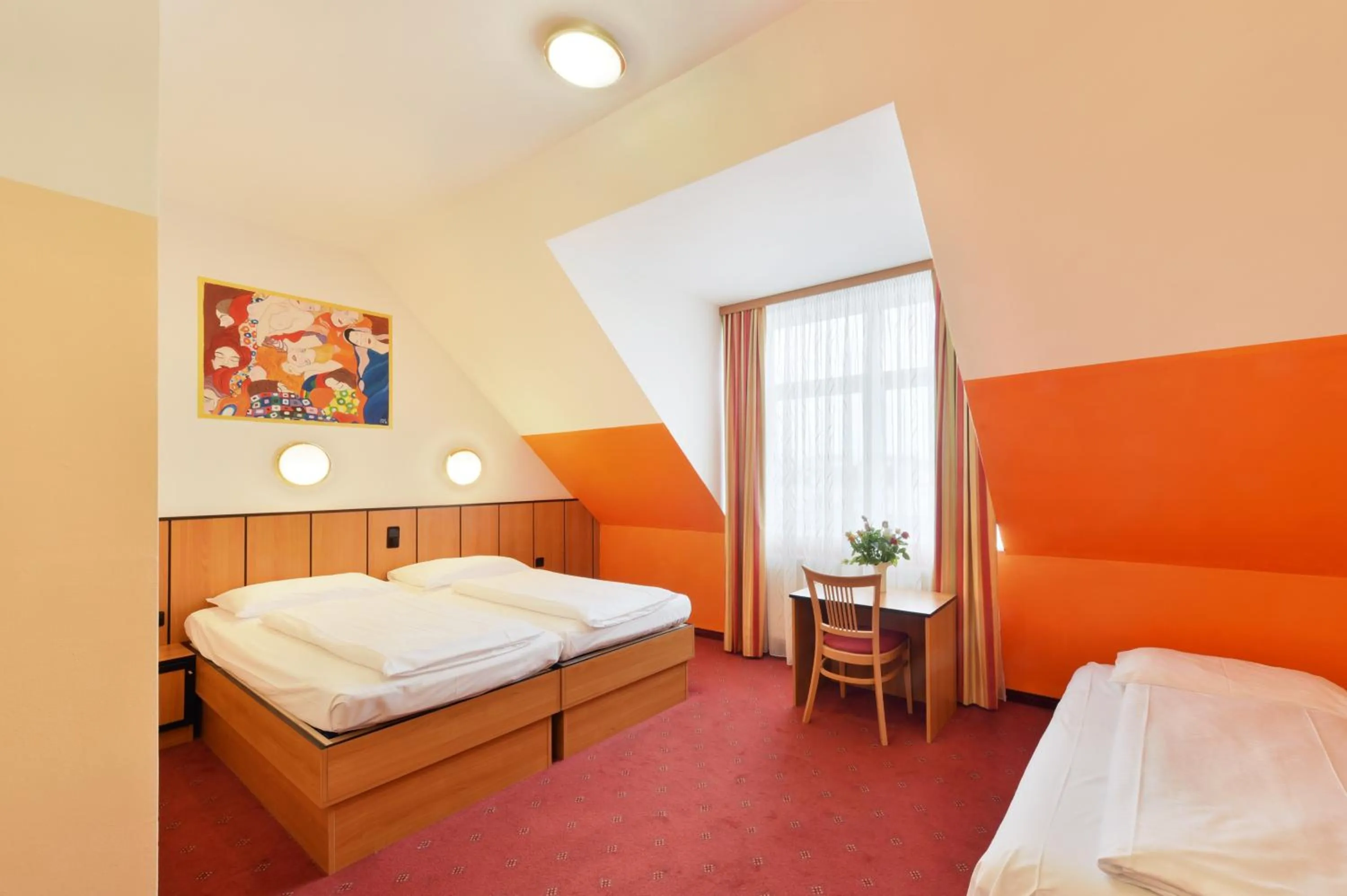 Photo of the whole room, Bed in Garten- und Kunsthotel Gabriel City