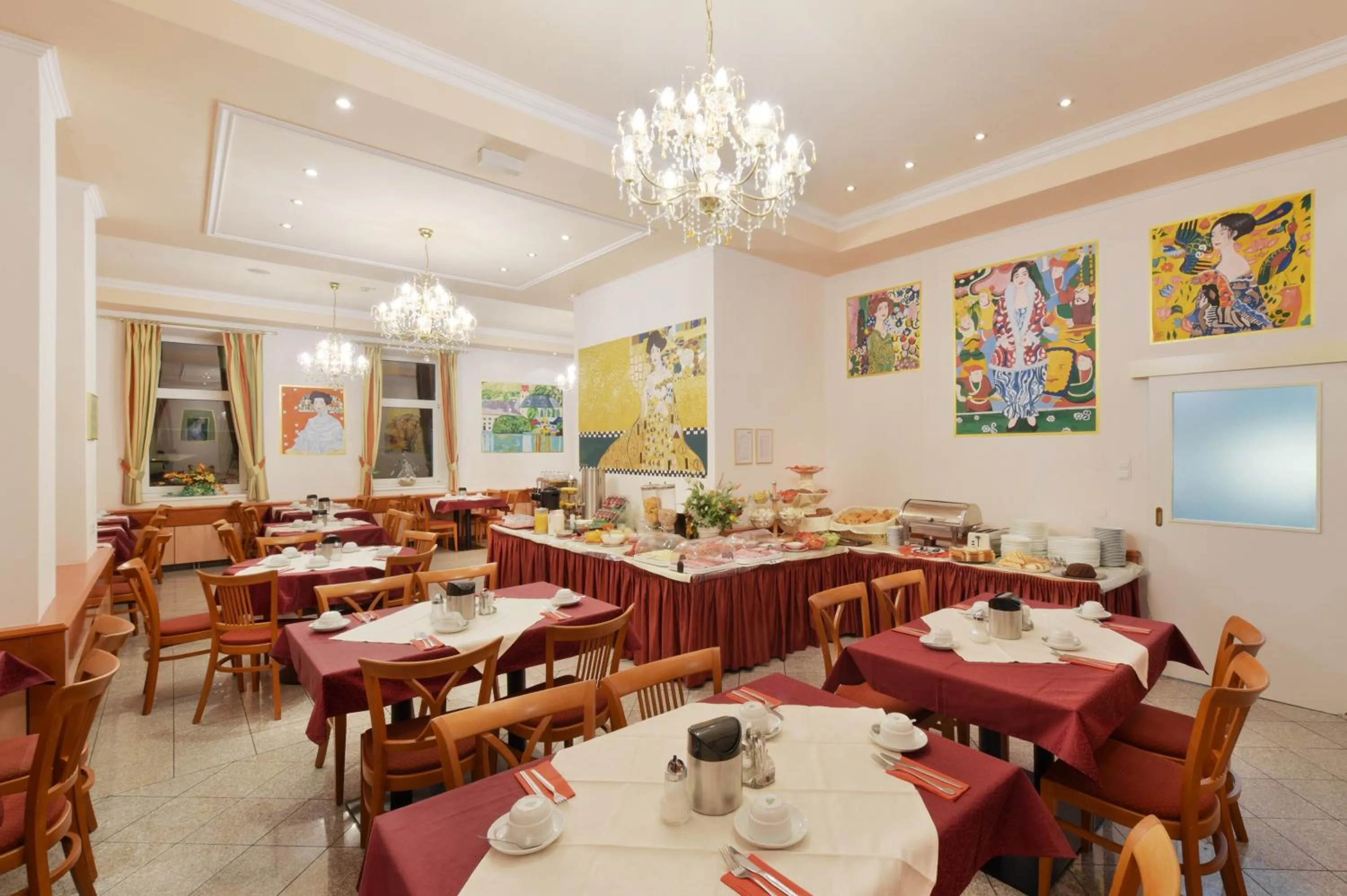 Restaurant/places to eat in Garten- und Kunsthotel Gabriel City