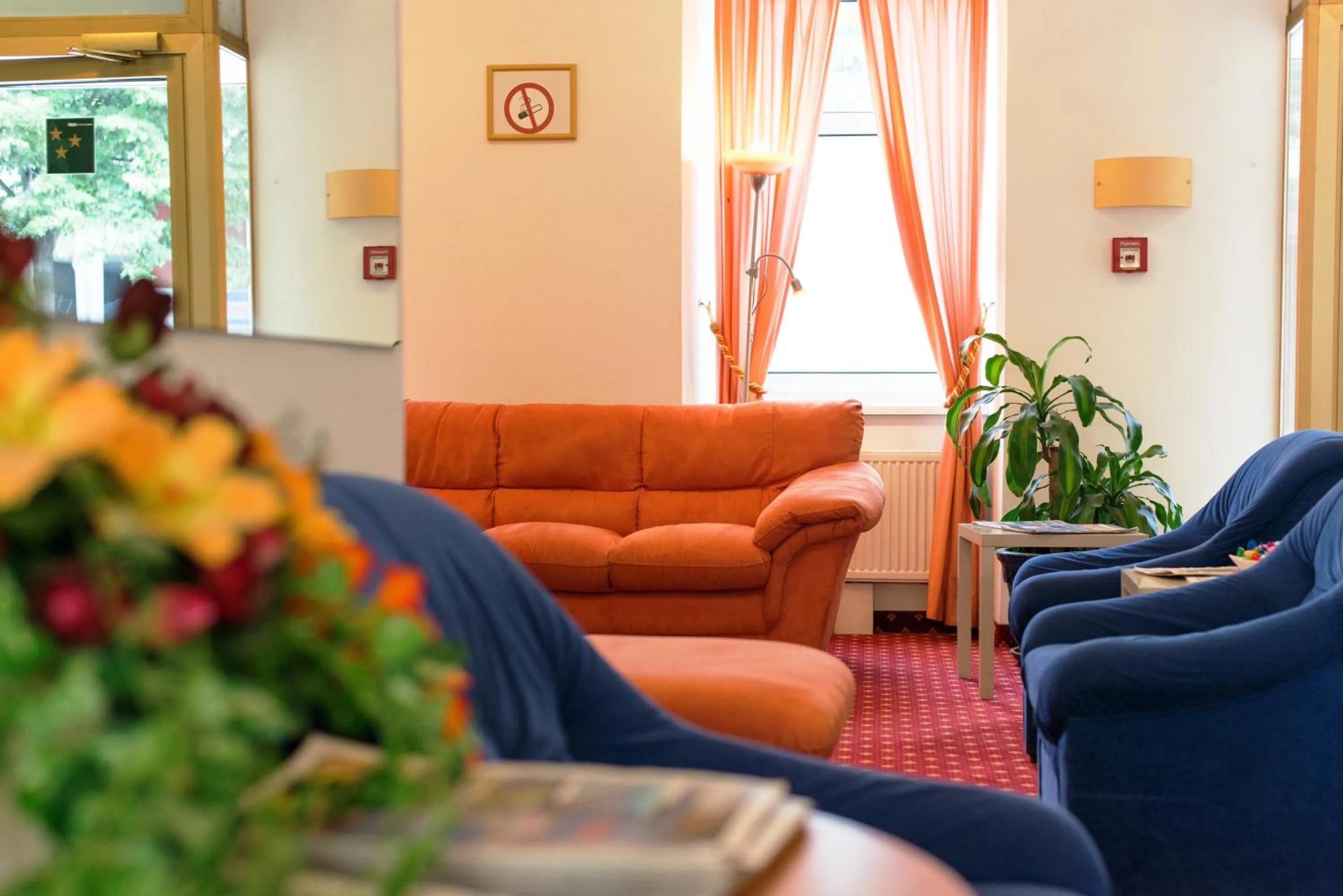 Lobby or reception in Garten- und Kunsthotel Gabriel City