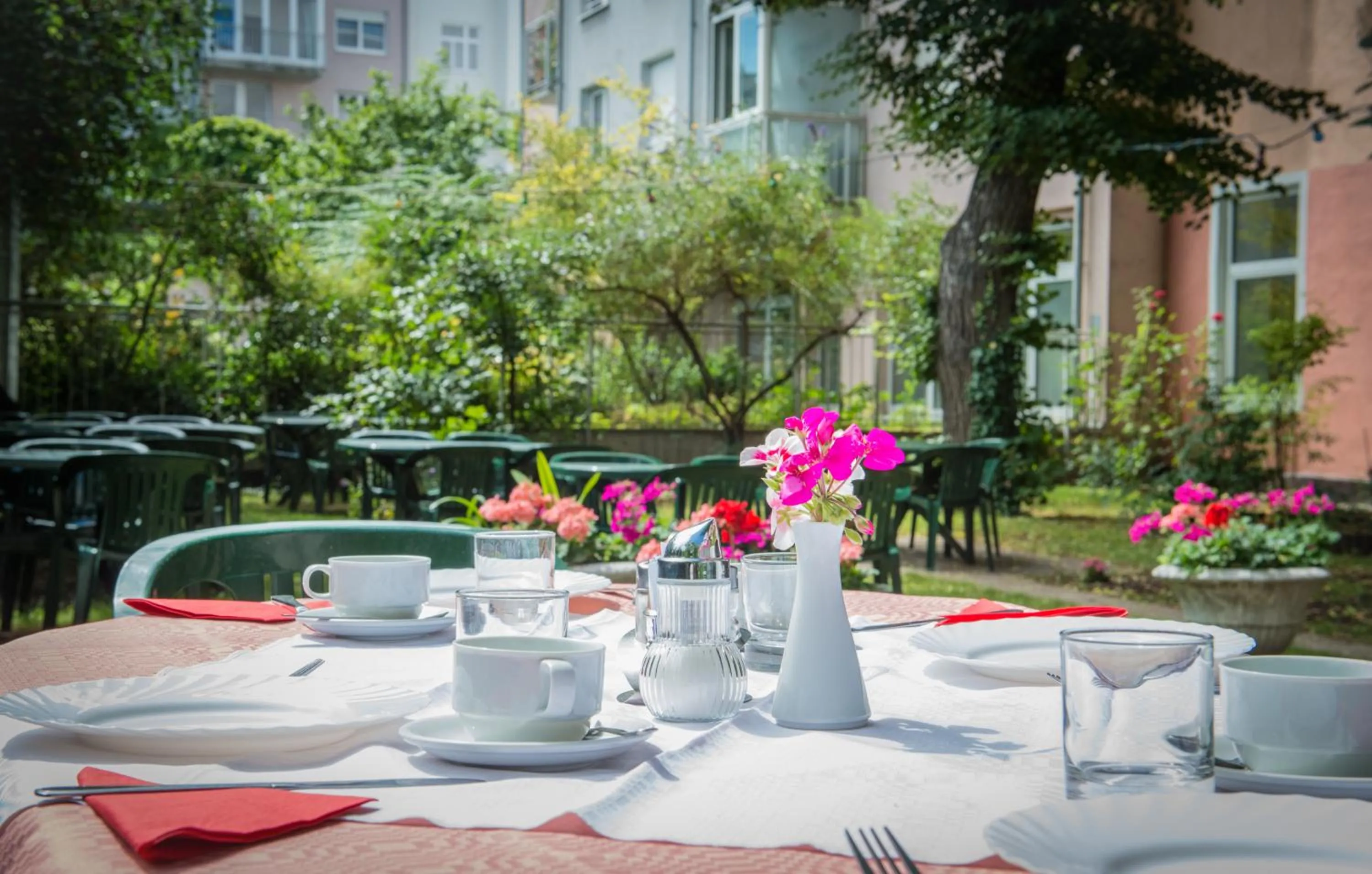 Restaurant/places to eat in Garten- und Kunsthotel Gabriel City