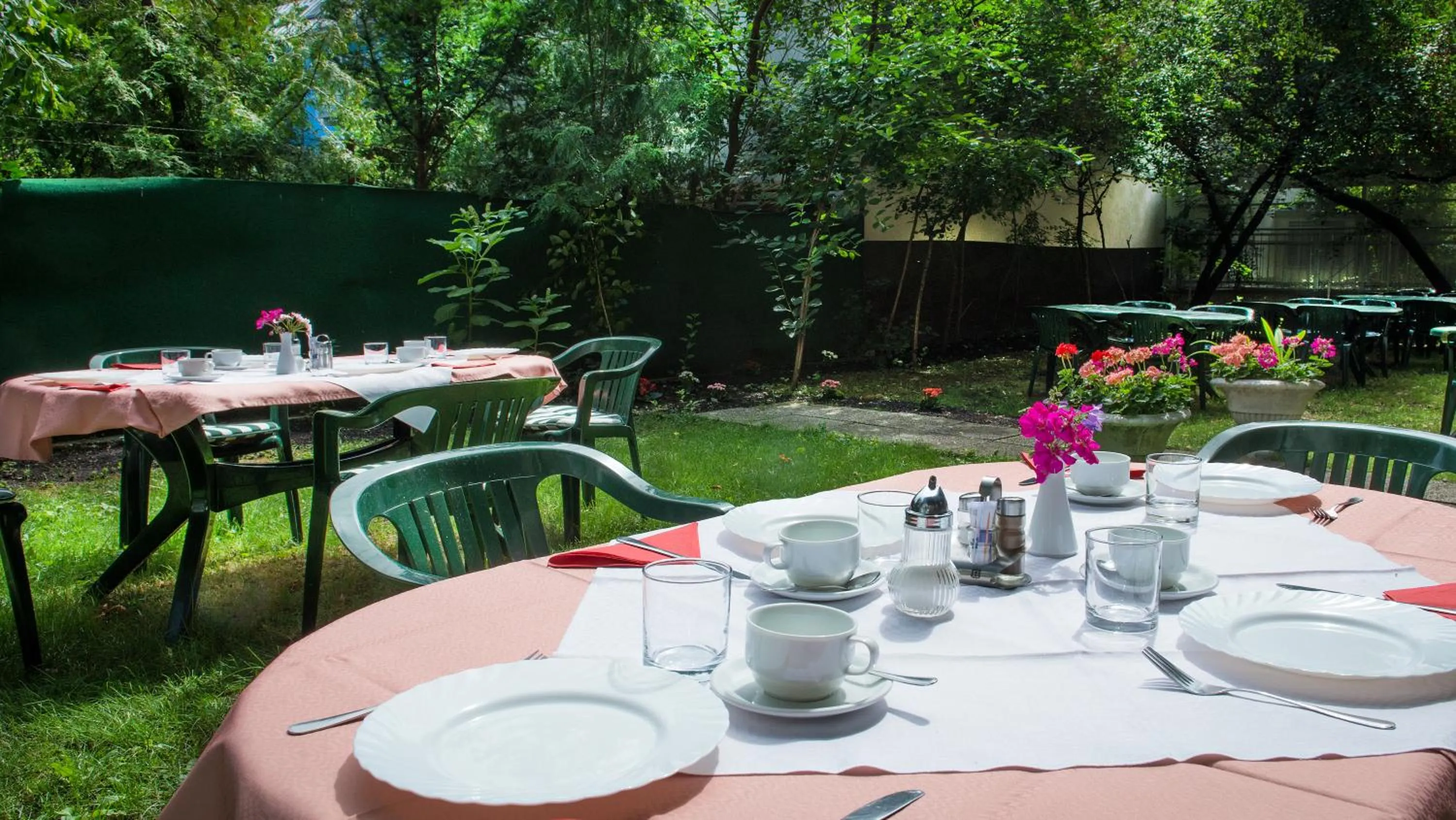Restaurant/places to eat in Garten- und Kunsthotel Gabriel City
