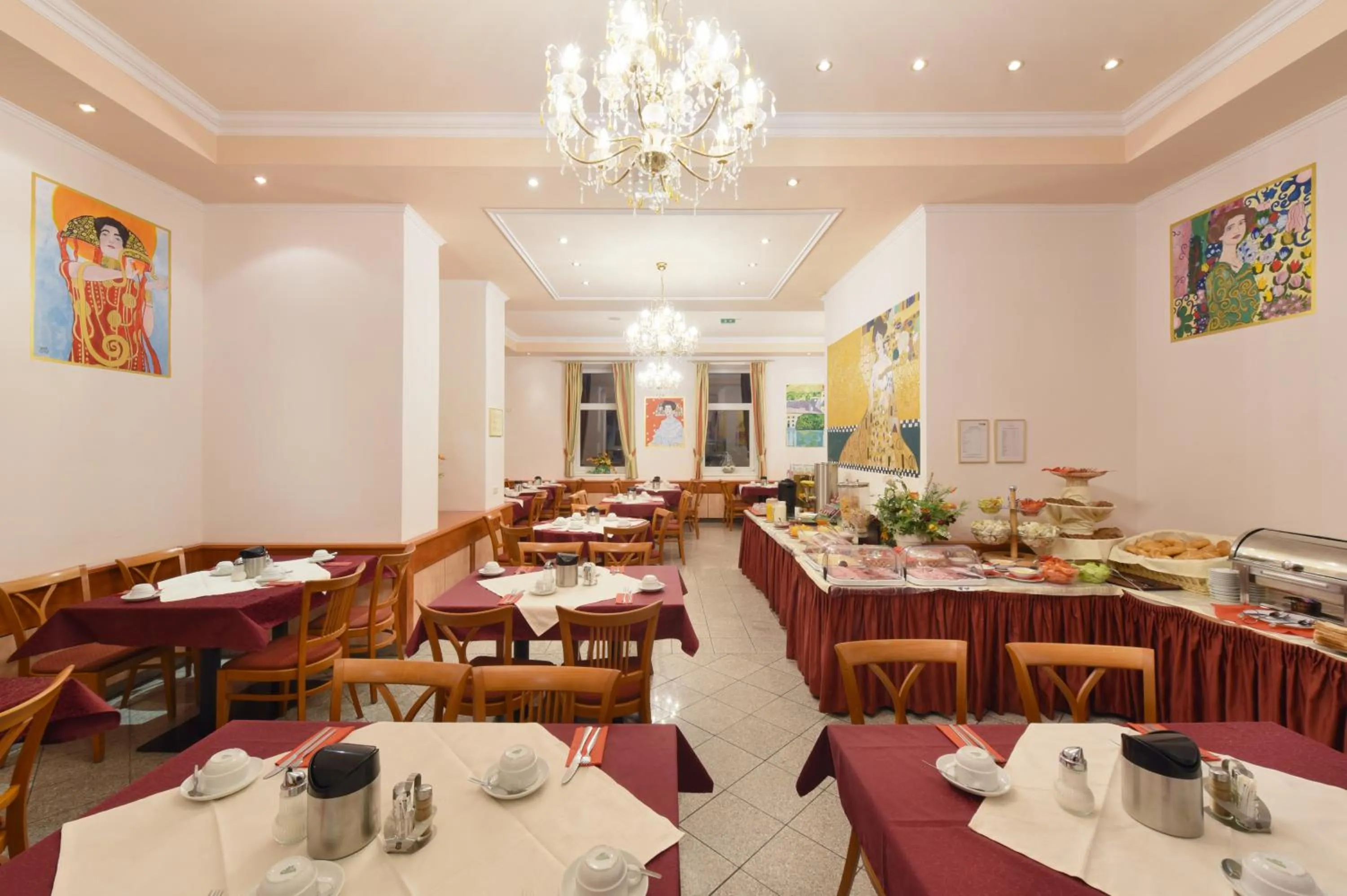 Buffet breakfast in Garten- und Kunsthotel Gabriel City