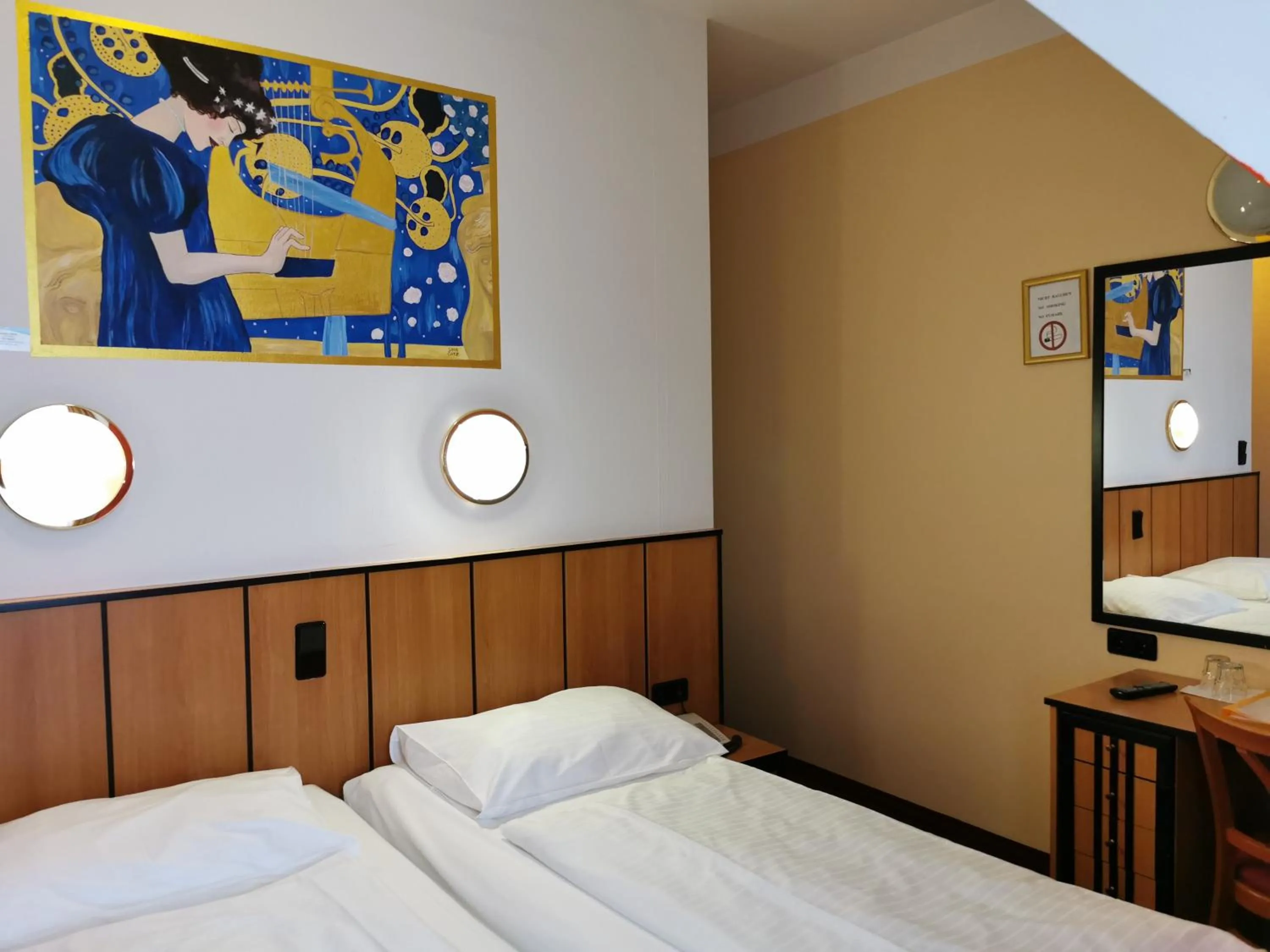 Photo of the whole room, Bed in Garten- und Kunsthotel Gabriel City