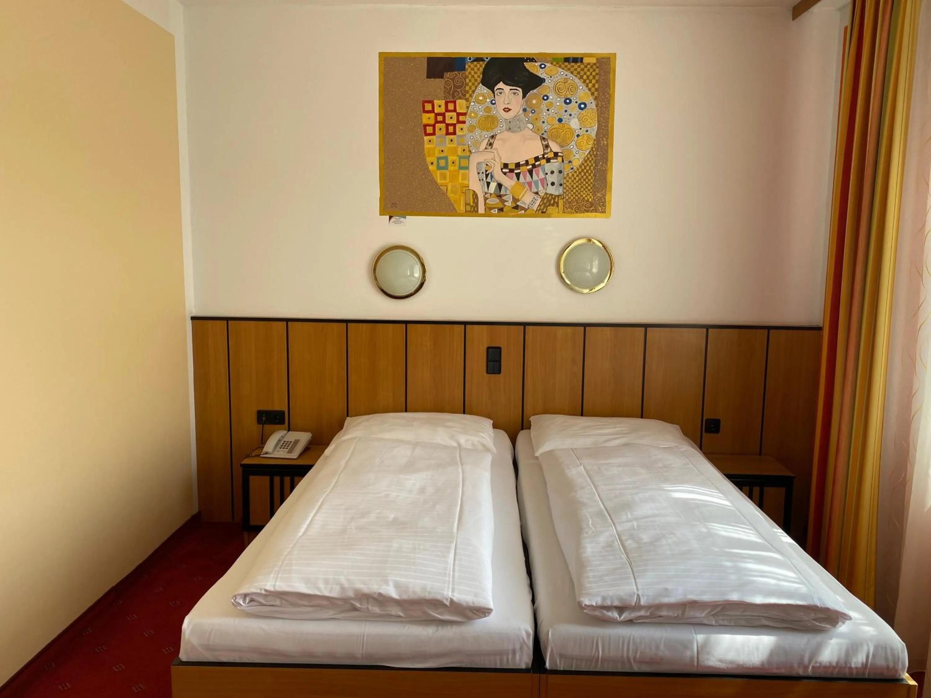 Photo of the whole room, Bed in Garten- und Kunsthotel Gabriel City